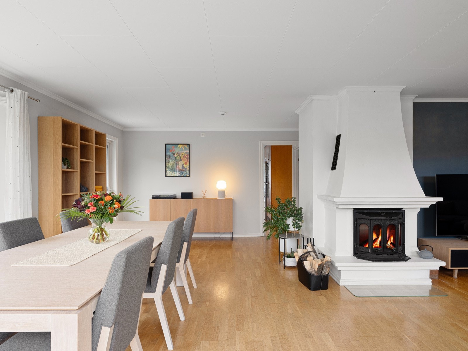 Fin flyt i stuen og peis som kan nytes fra både spisestue og tv-stue Galleribilde