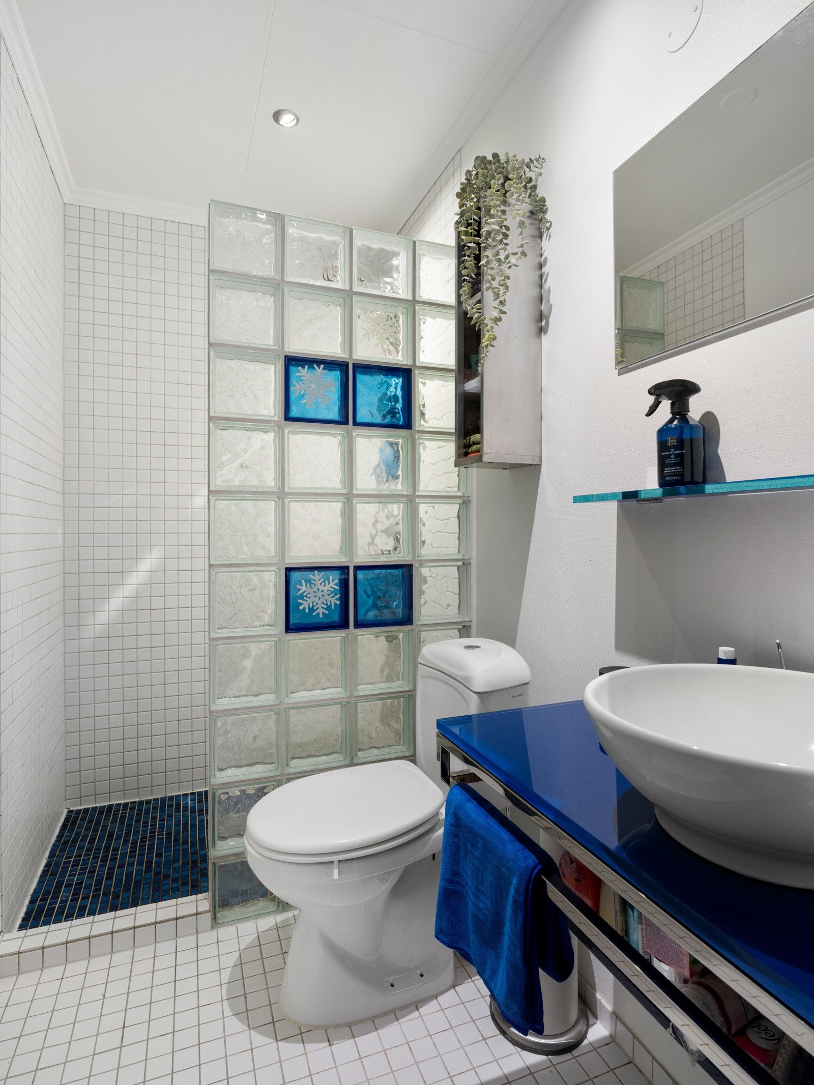 Pent bad med fliser og moderne innredning Galleribilde