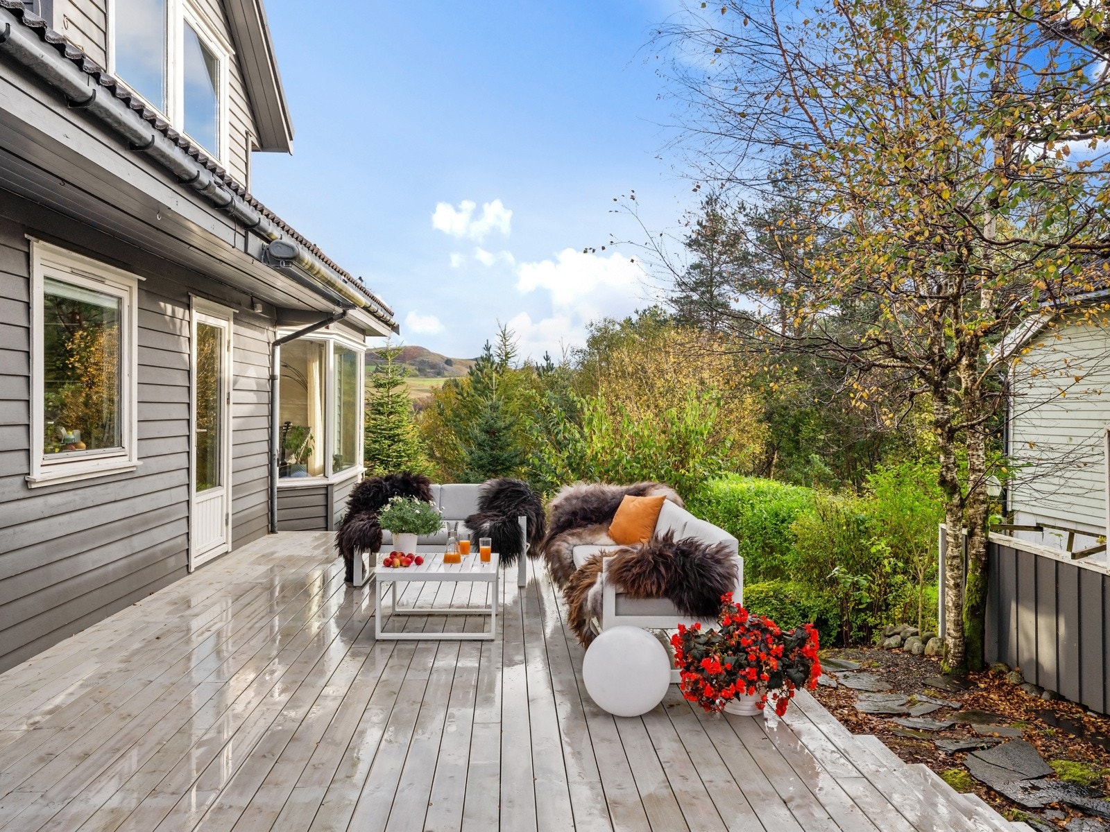 Nyere terrasse med videre tilkomst til hagen Galleribilde