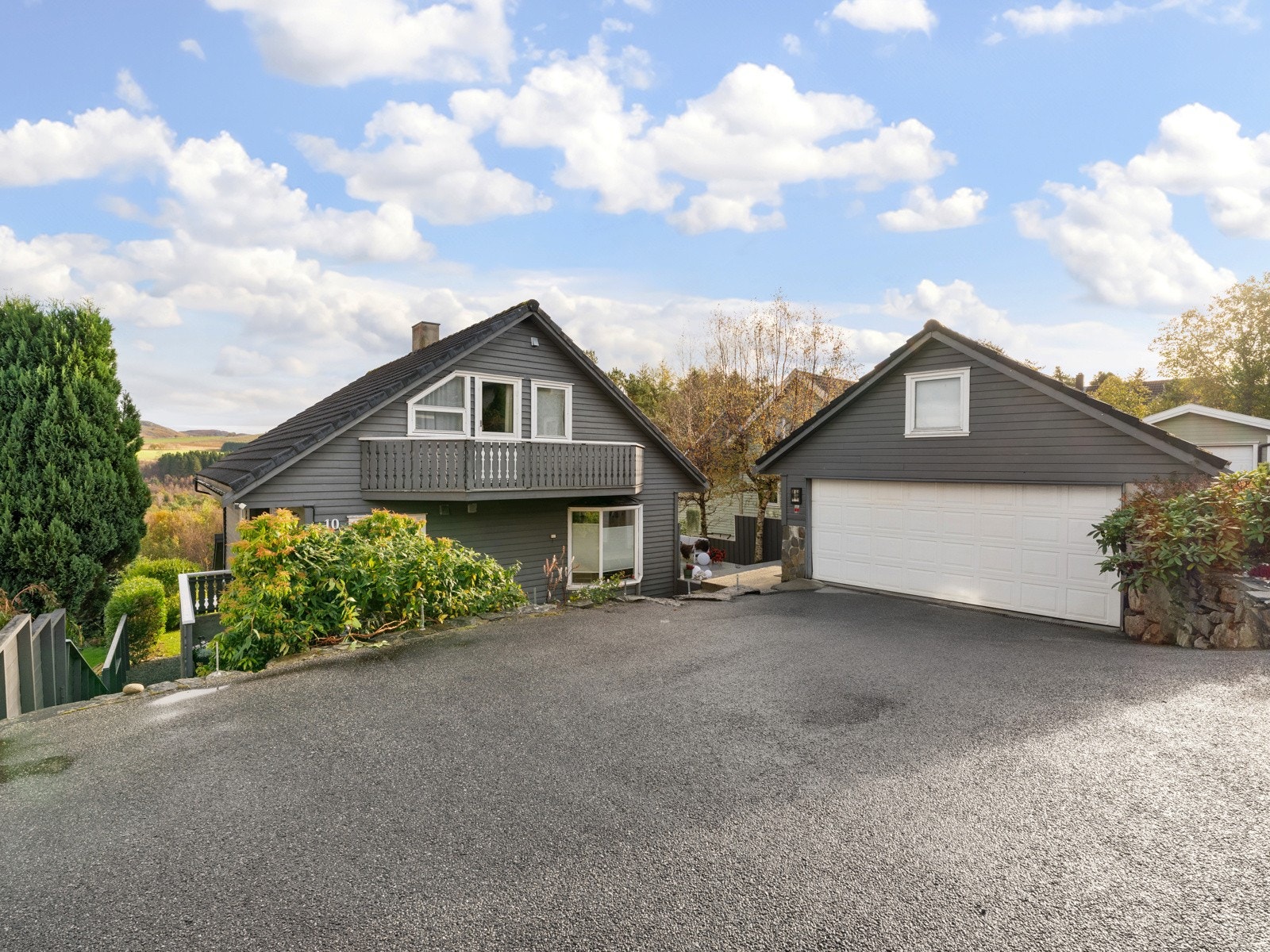 Gårdsrom med plass til flere biler Galleribilde