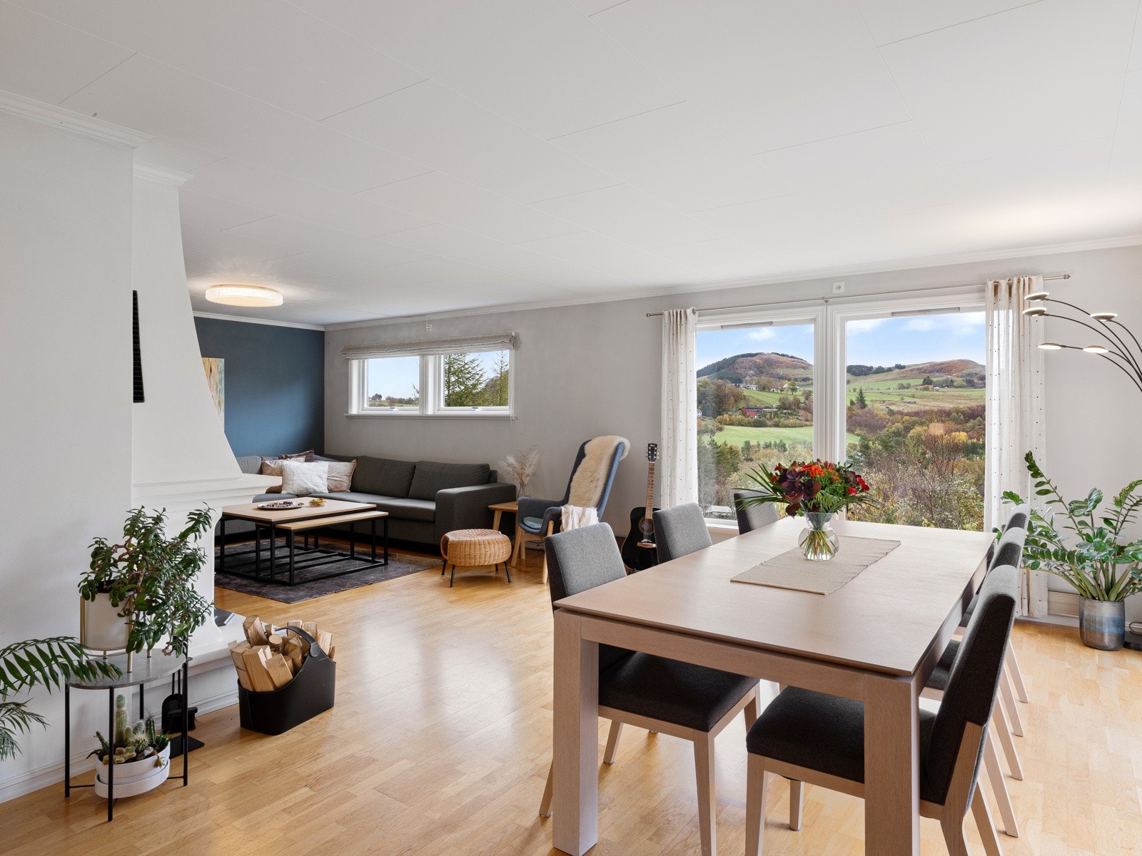 Naturlig plass til spisestue ved vinduene Galleribilde