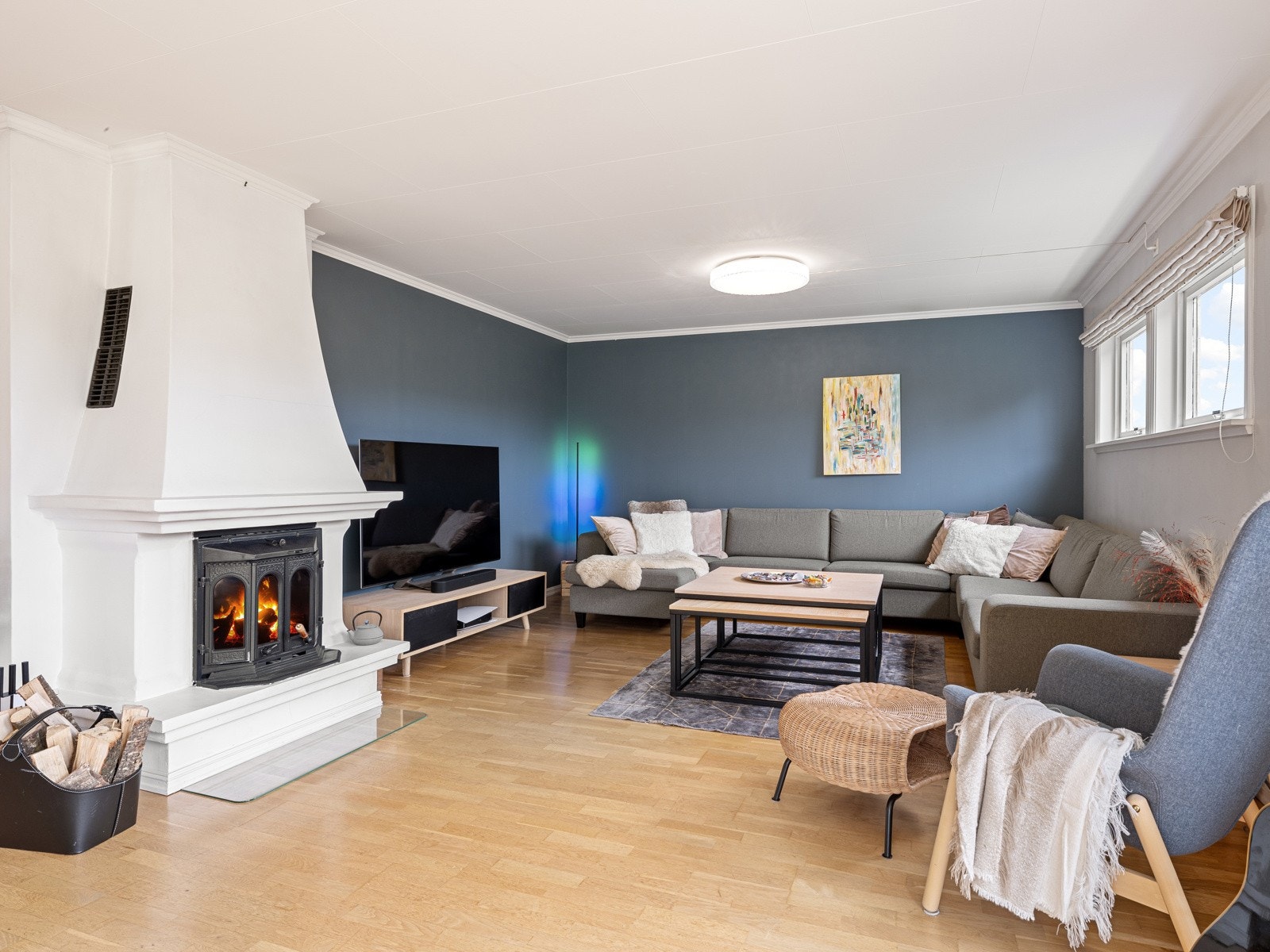 Stue med gode møbleringsmuligheter og peis Galleribilde