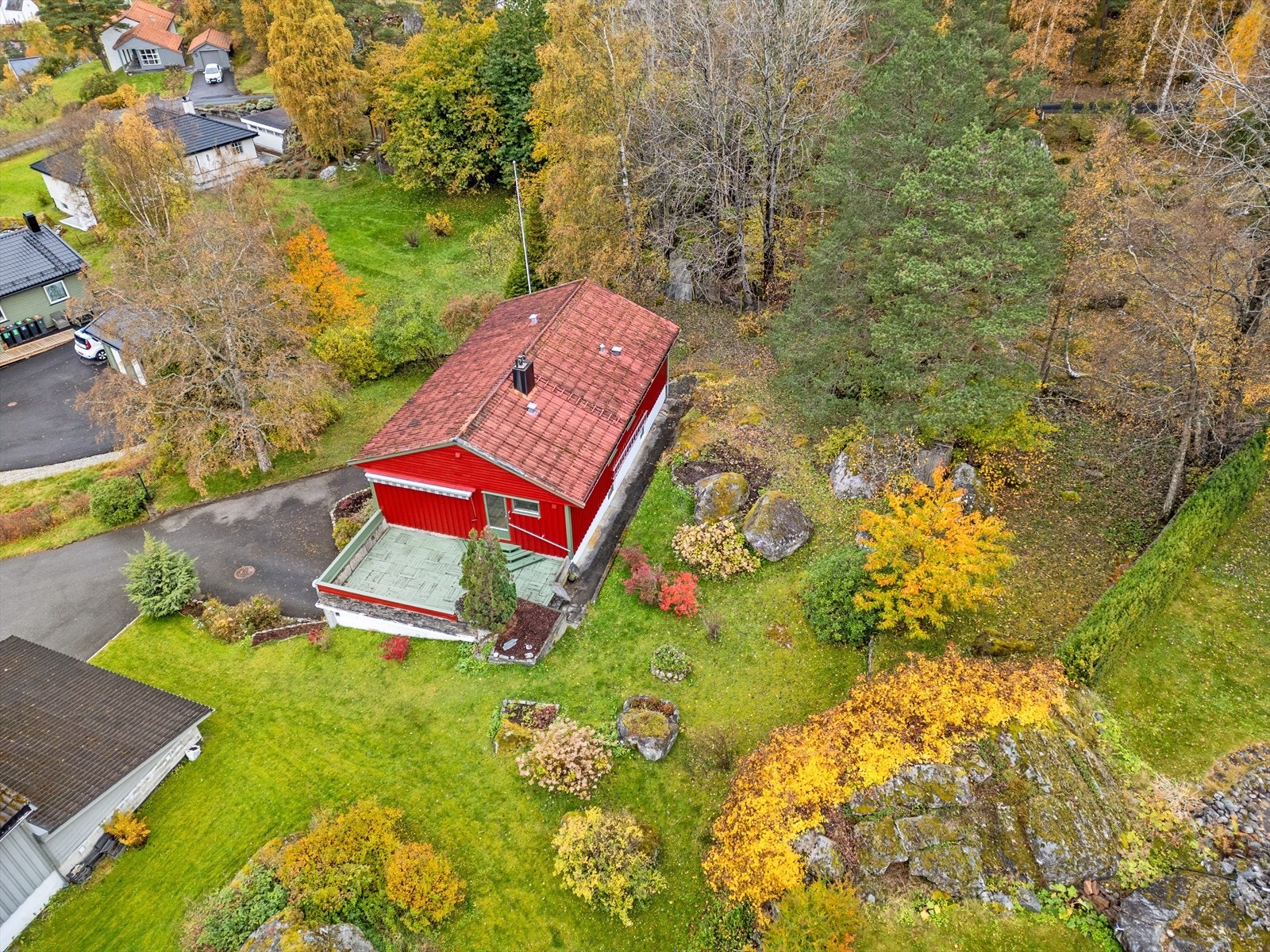 Tomten er på ca. 1 mål er er flott opparbeidet Galleribilde