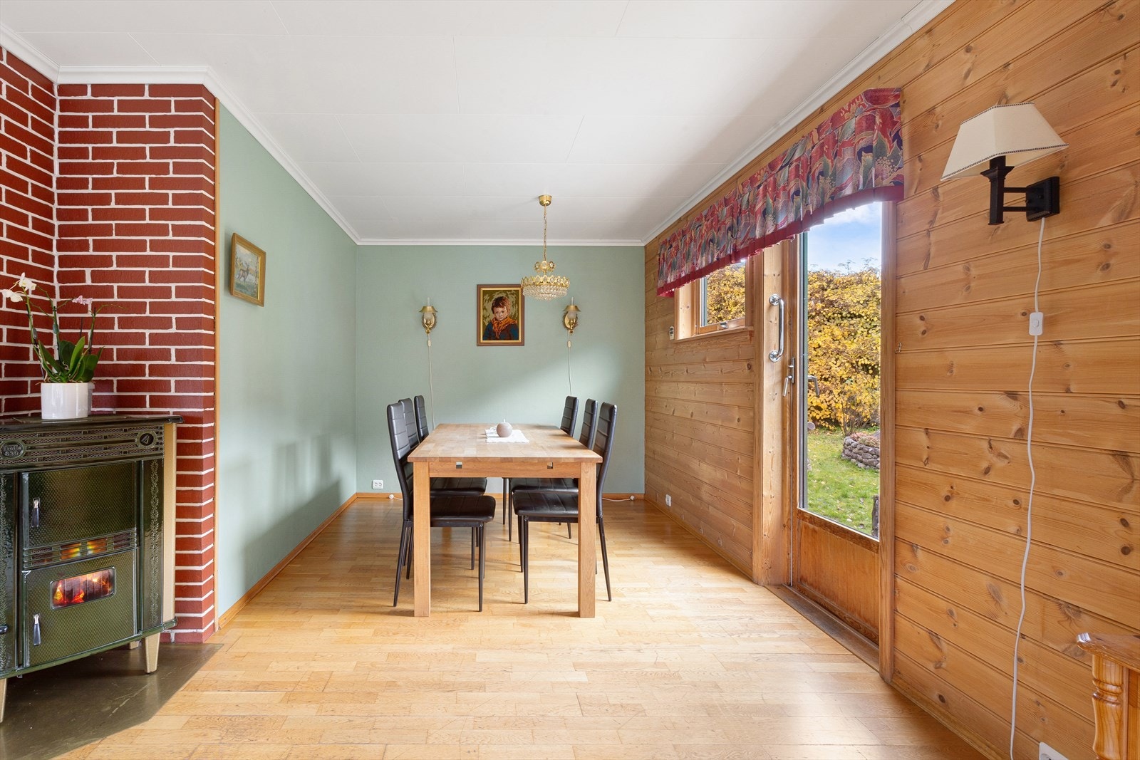 Fra stue er det utgang til den store og solrike terrassen med nydelig utsikt Galleribilde