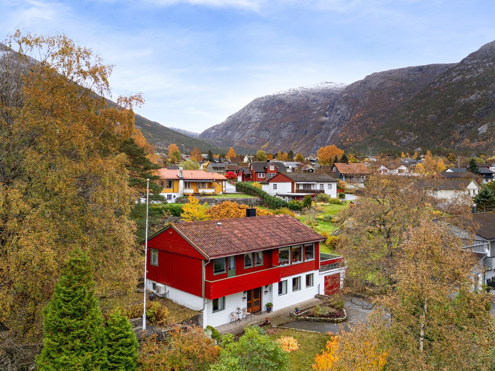 Dette er en familievennlig eiendom som er plassert i et etablert byggefelt, omkranset av naturskjønne omgivelser i vakre Kinsarvik Galleribilde