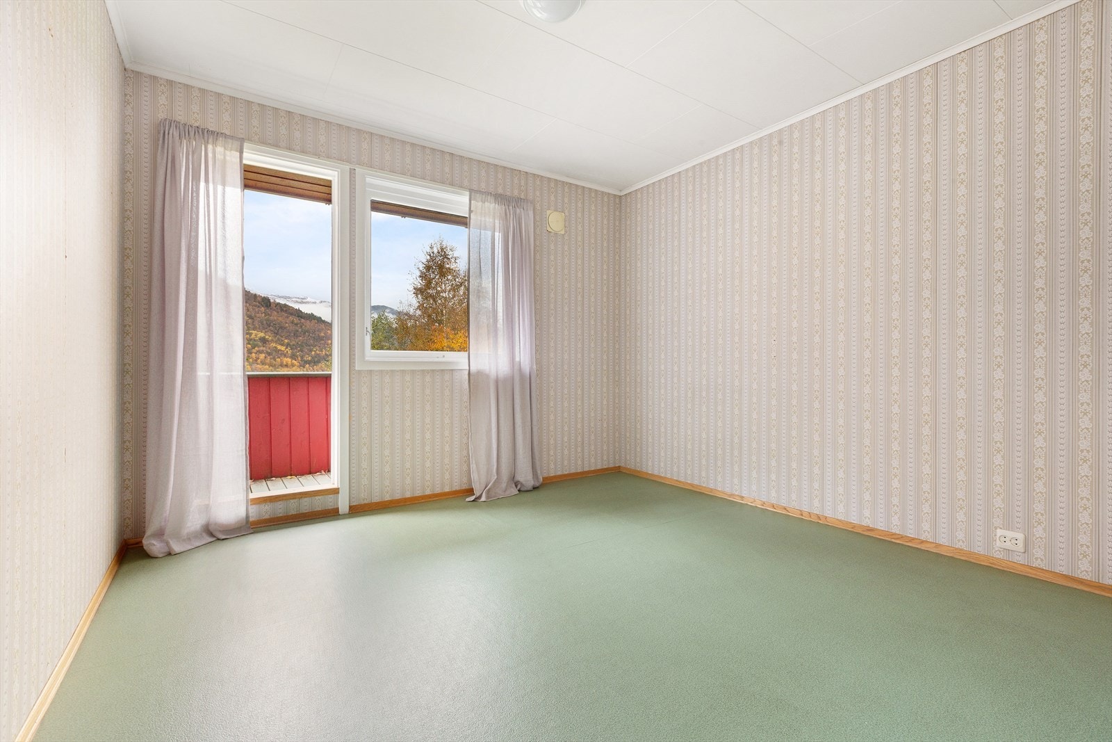 Utgang til liten altan utenfor hovedsoverommet Galleribilde