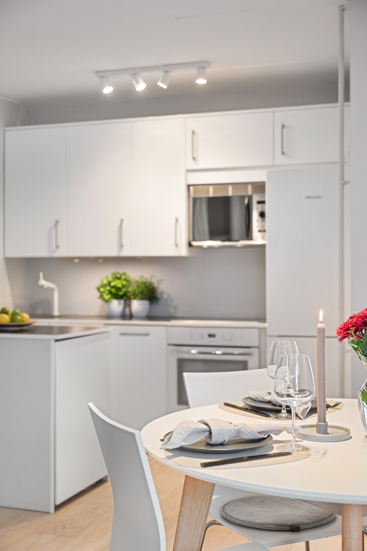 I kjøkkenøya er det opplegg for vaskemaskin. Det er i tillegg opplegg for vaskemaskin på badet dersom man heller ønsker å plassere den der. Galleribilde