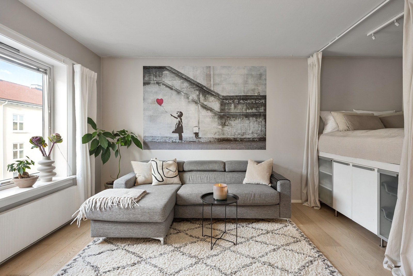 Leiligheten ligger høyt og fritt til i bygget - noe som bidrar til mye naturlig lys inn i boligen. Galleribilde