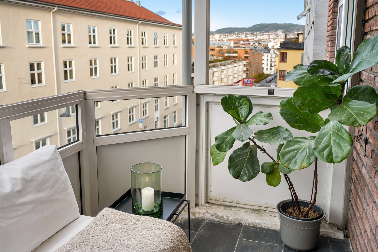 Balkongen er flislagt med varmekabler, og det er montert varmelampe. Galleribilde