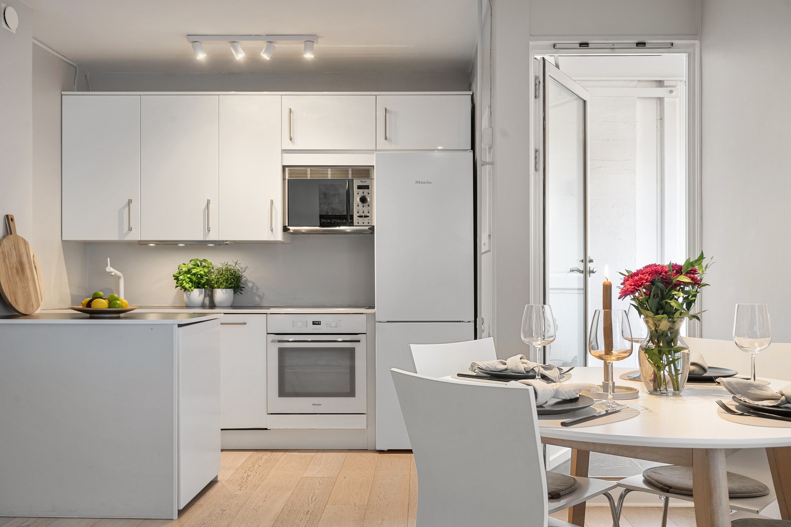 Det er utgang til balkongen fra oppholdsrommet. Balkongen oppleves som en forlengelse av leiligheten store deler av året. Galleribilde