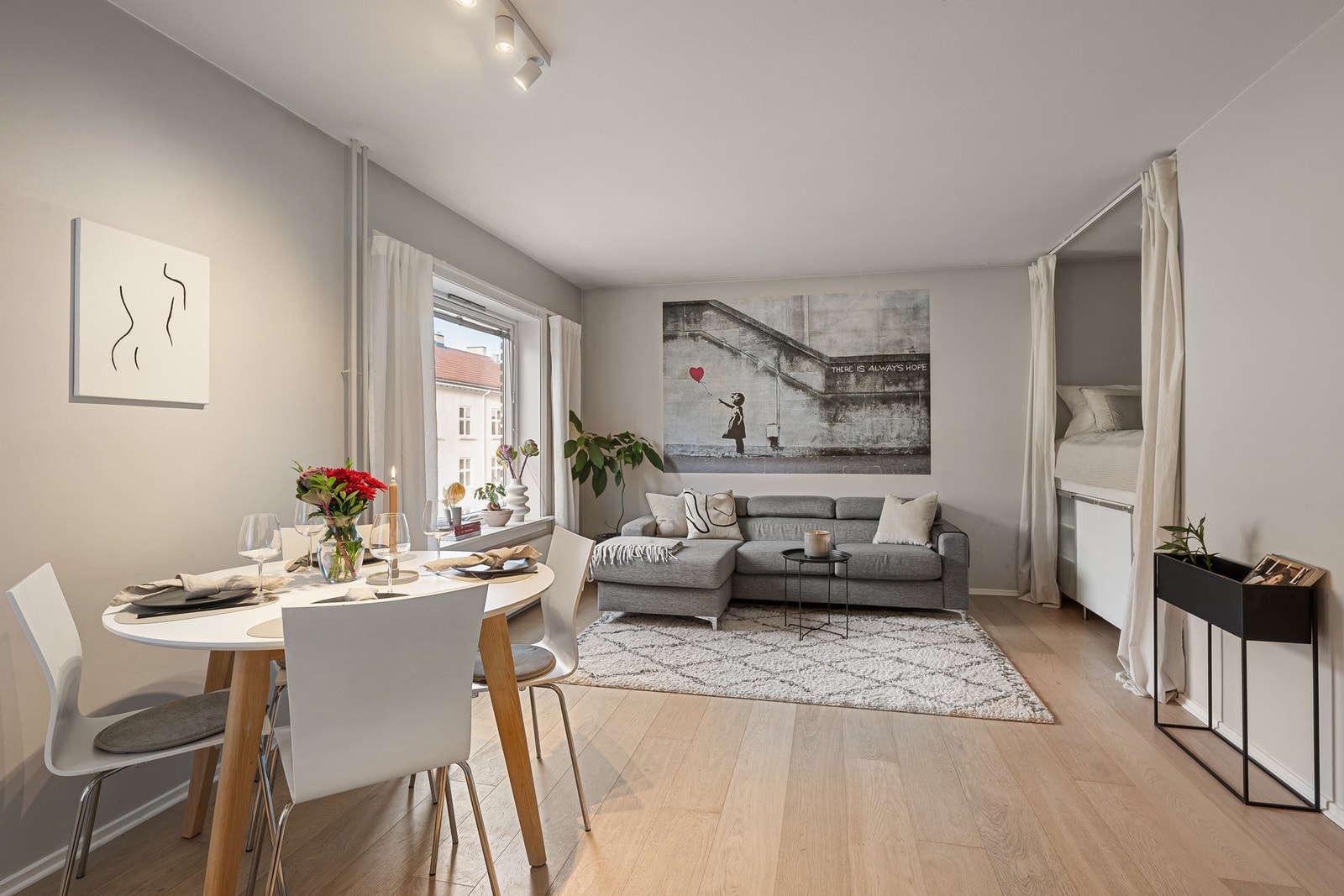 Gulvene er dekket med flott enstavs parkett. Galleribilde