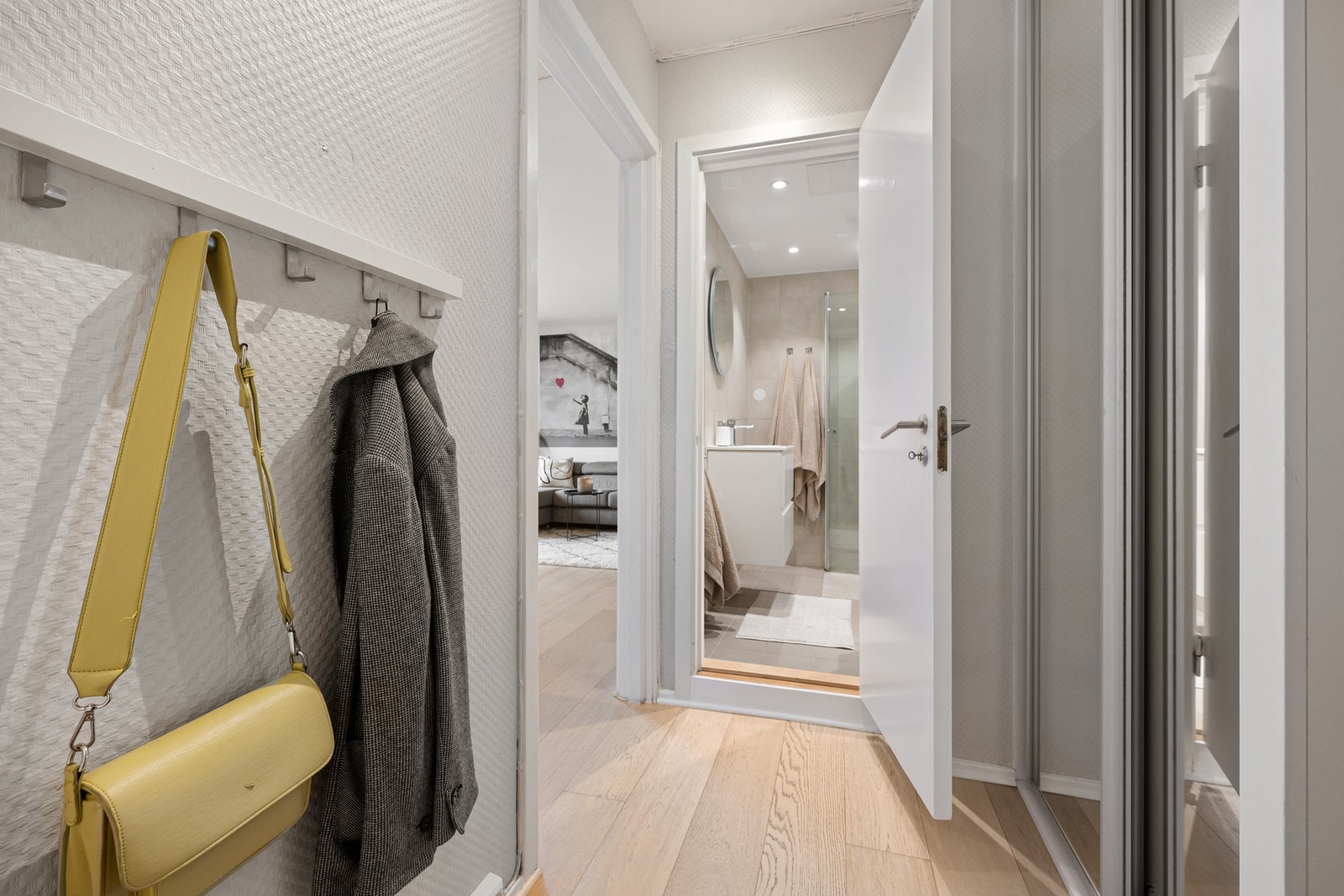 I entréen er det knagg for klesoppheng, samt skyvedørsgarderobe med speilfronter. Galleribilde