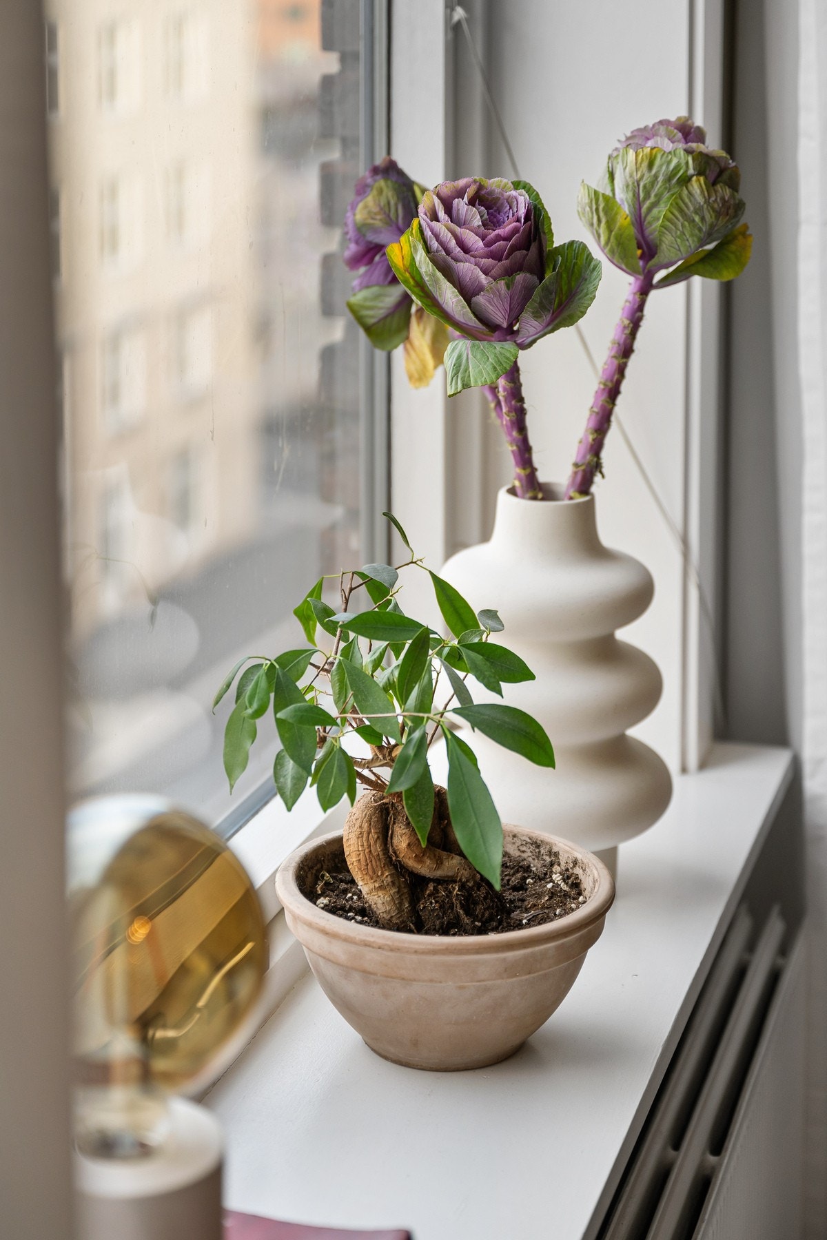 Boligen varmes opp via radiatorer som er tilknytter fjernvarme. Dette er inkludert i felleskostnadene. Galleribilde