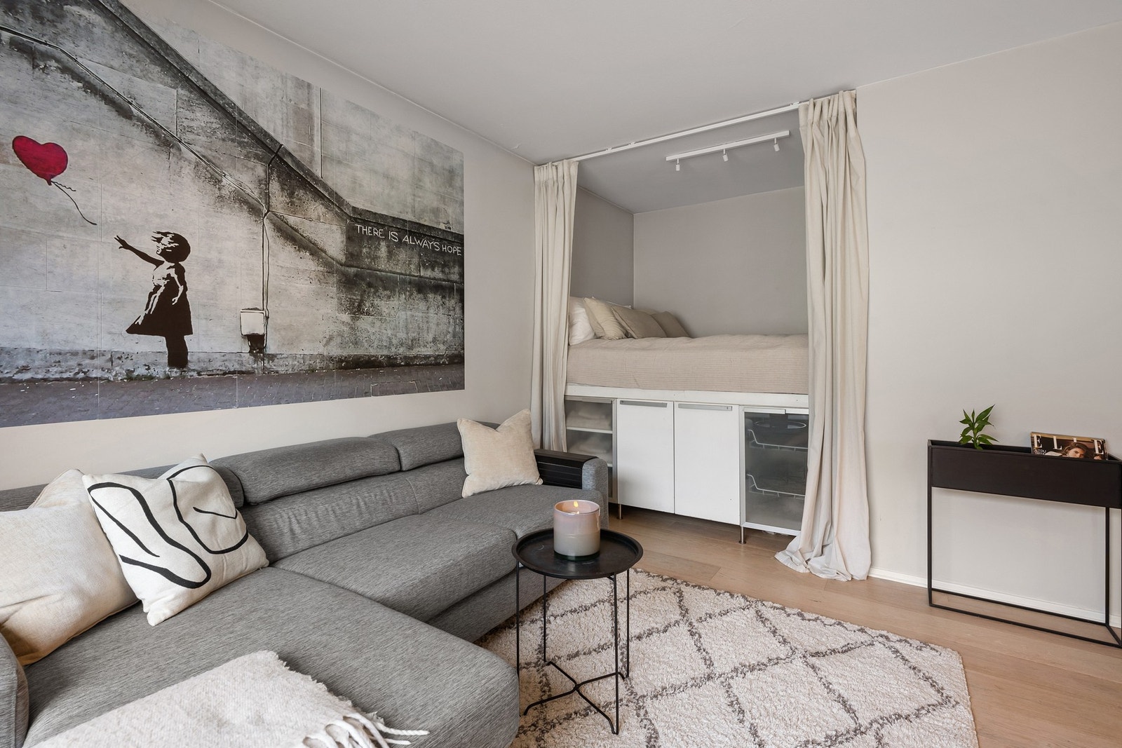 Stuen er smart innredet med en tilpasset sovealkove hvor sengen er bygd opp med god lagringsplass under. Galleribilde