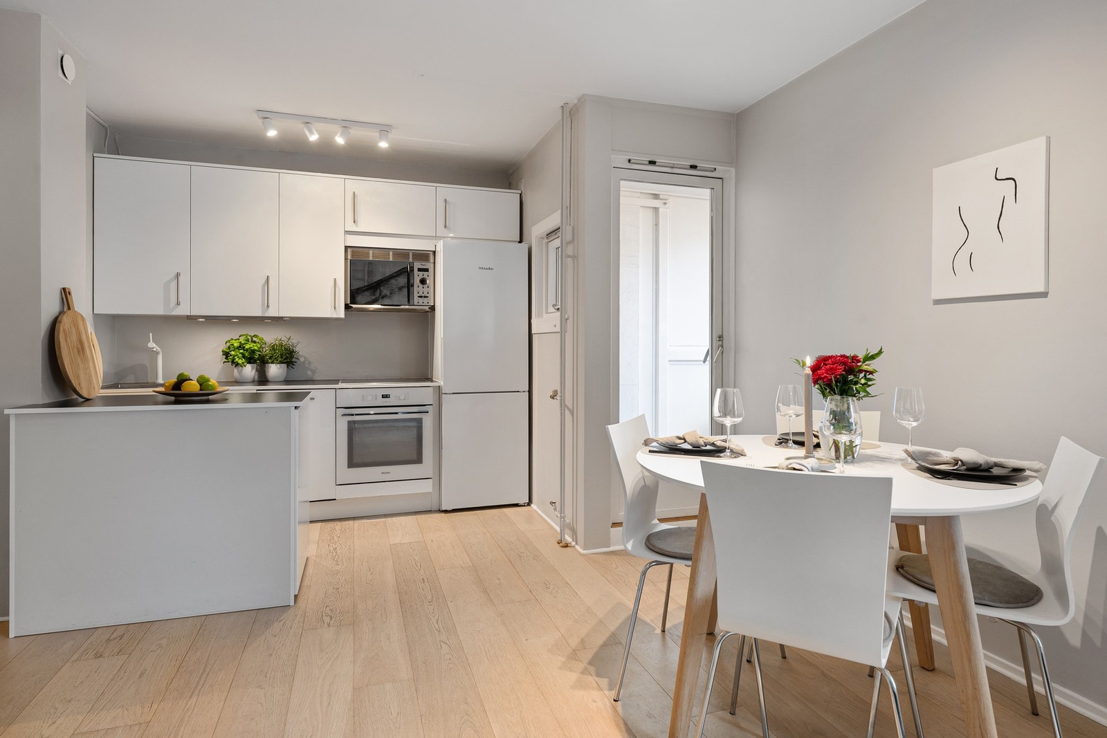 Lys og luftig stue med gode møbleringsmuligheter og til både sofa- og spisegruppe. Galleribilde