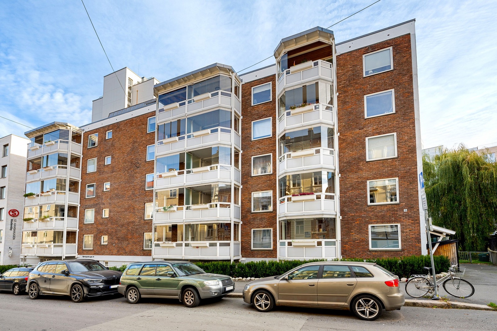 Fasade Bjerregaards gate 19. Bygget er fra 1960. Innvendig sykkelparkering i 1.etasje hvor man kan trille direkte ut og inn. Galleribilde