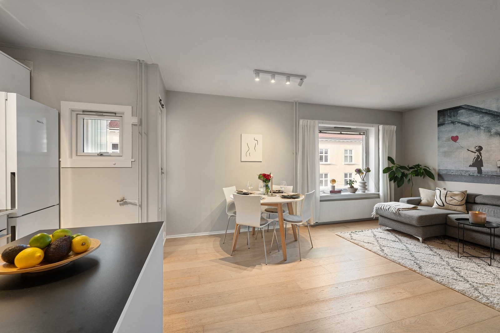 Leiligheten har en fin intern beliggenhet i byggets 4.etasje med heisadkomst. Galleribilde