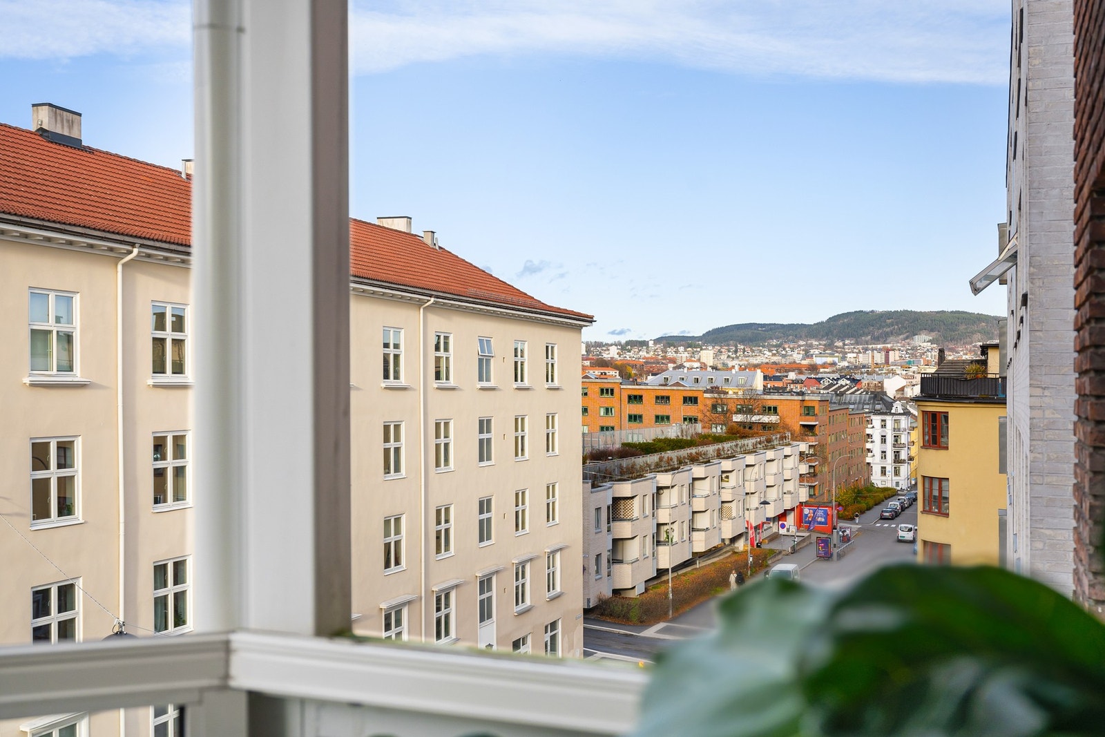 Balkongen vender mot nordvest, og har godt med kveldssol, samt herlige siktlinjer nedover Bjerregaards gate og mot Grefsenkollen. Galleribilde