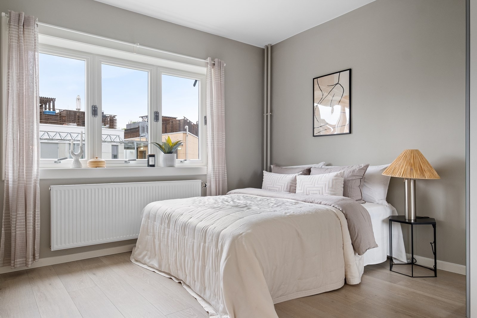 Romslig hovedsoverom med god plass til dobbeltseng, nattbord, garderobeskap og evt. kontorpult. Galleribilde