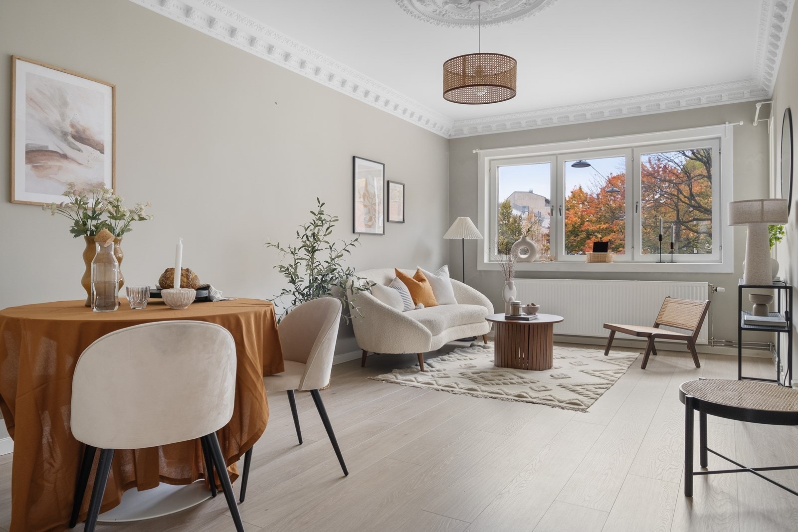 Leiligheten har romslig stue med plass til sofagruppe og tilhørende møblement. Klassiske elementer som rosett og stukkatur. Galleribilde