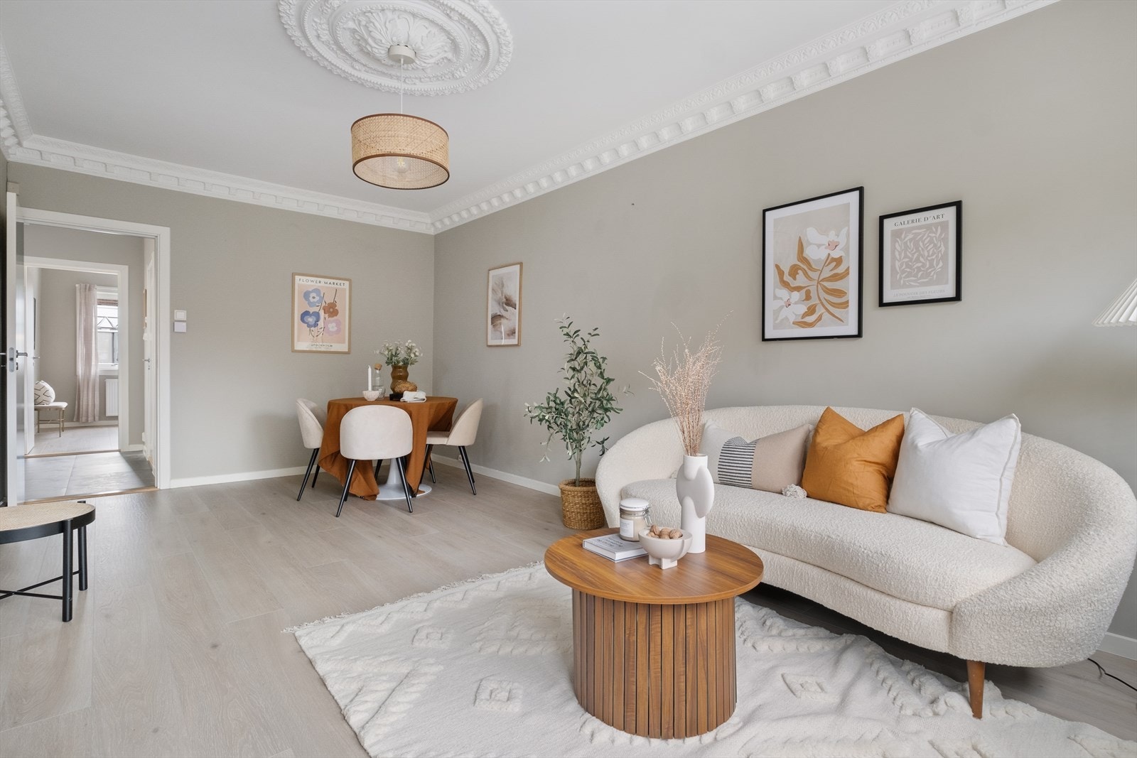 Rommet har god plass til sofa og spisebord. Galleribilde