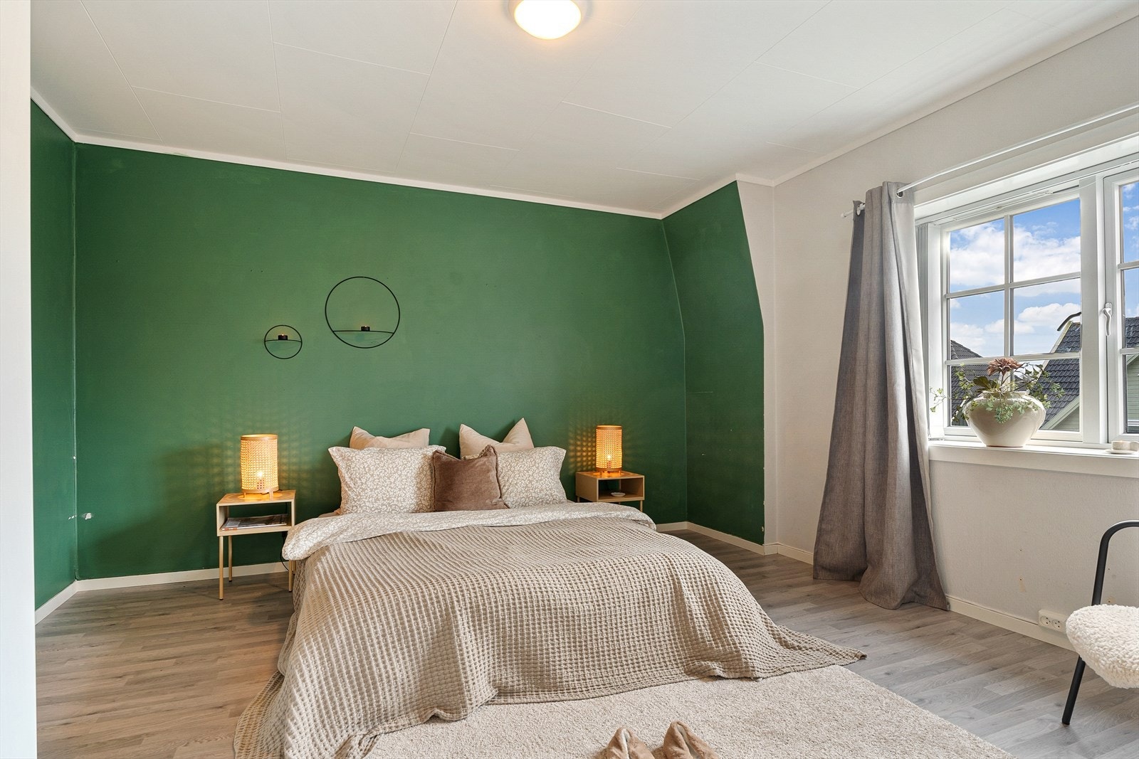 Hovedsoverom med god plass til dobbelseng og tilhørende nattbord Galleribilde