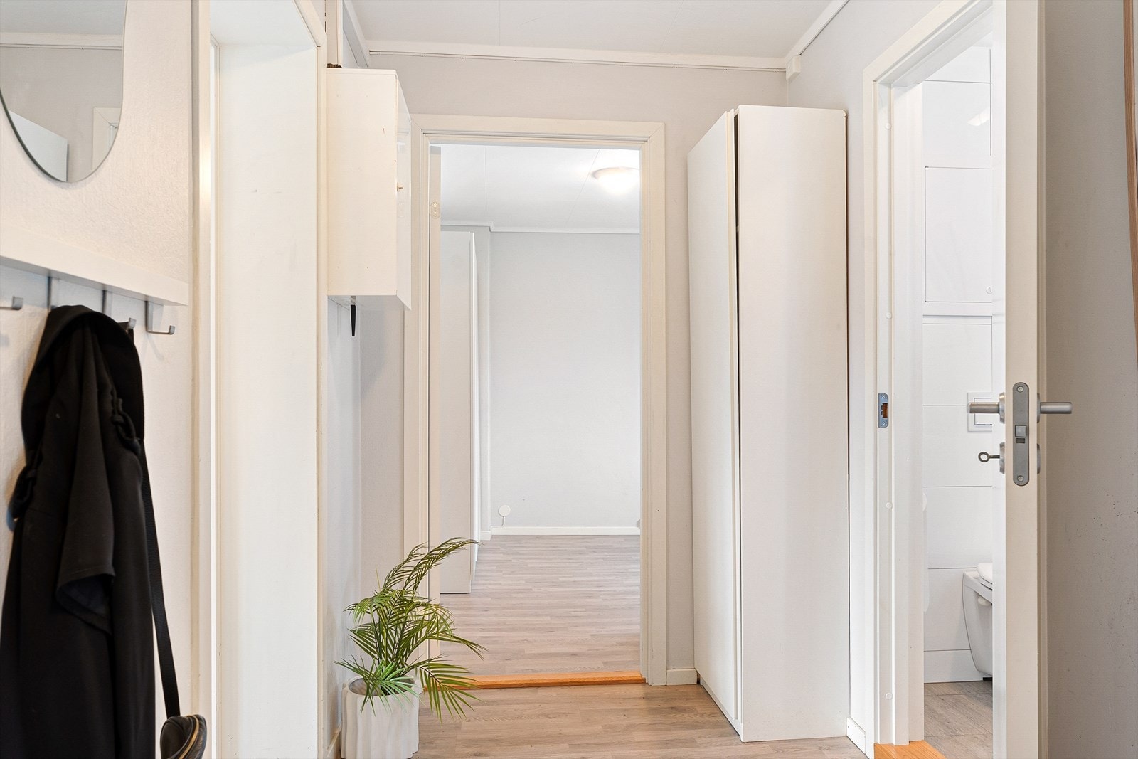 Gang med plass til å henge fra seg yttertøy Galleribilde