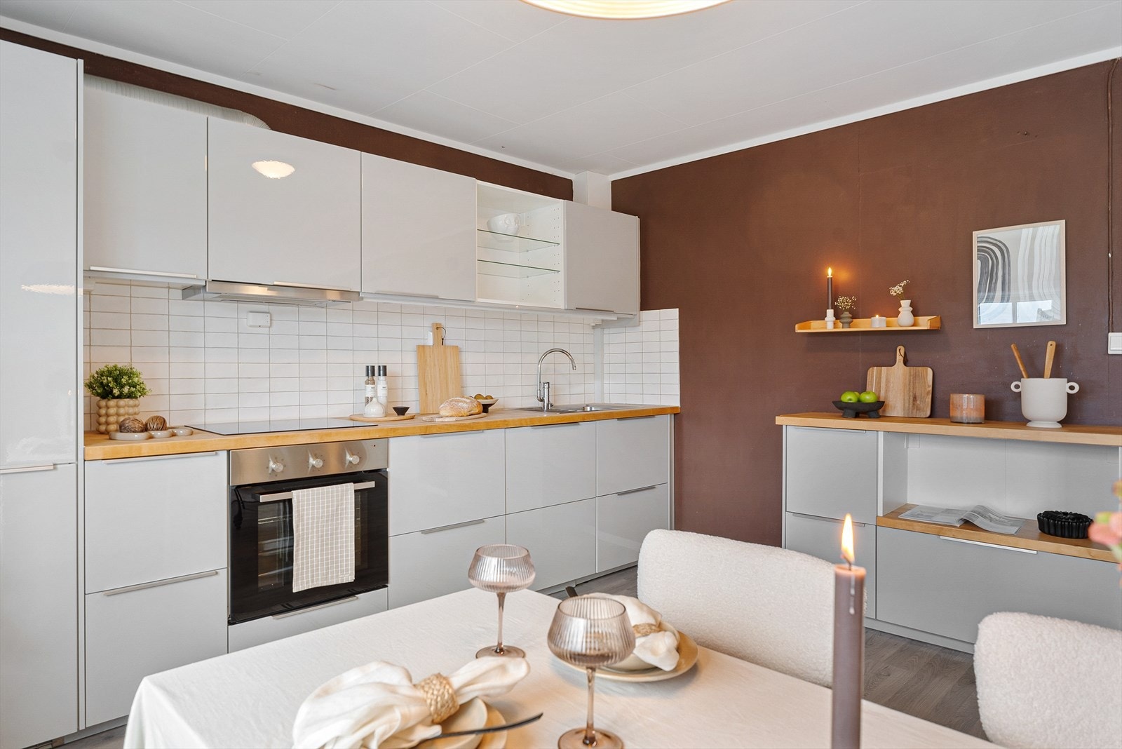 Pent og innbydende IKEA kjøkken med integrerte hvitevarer Galleribilde