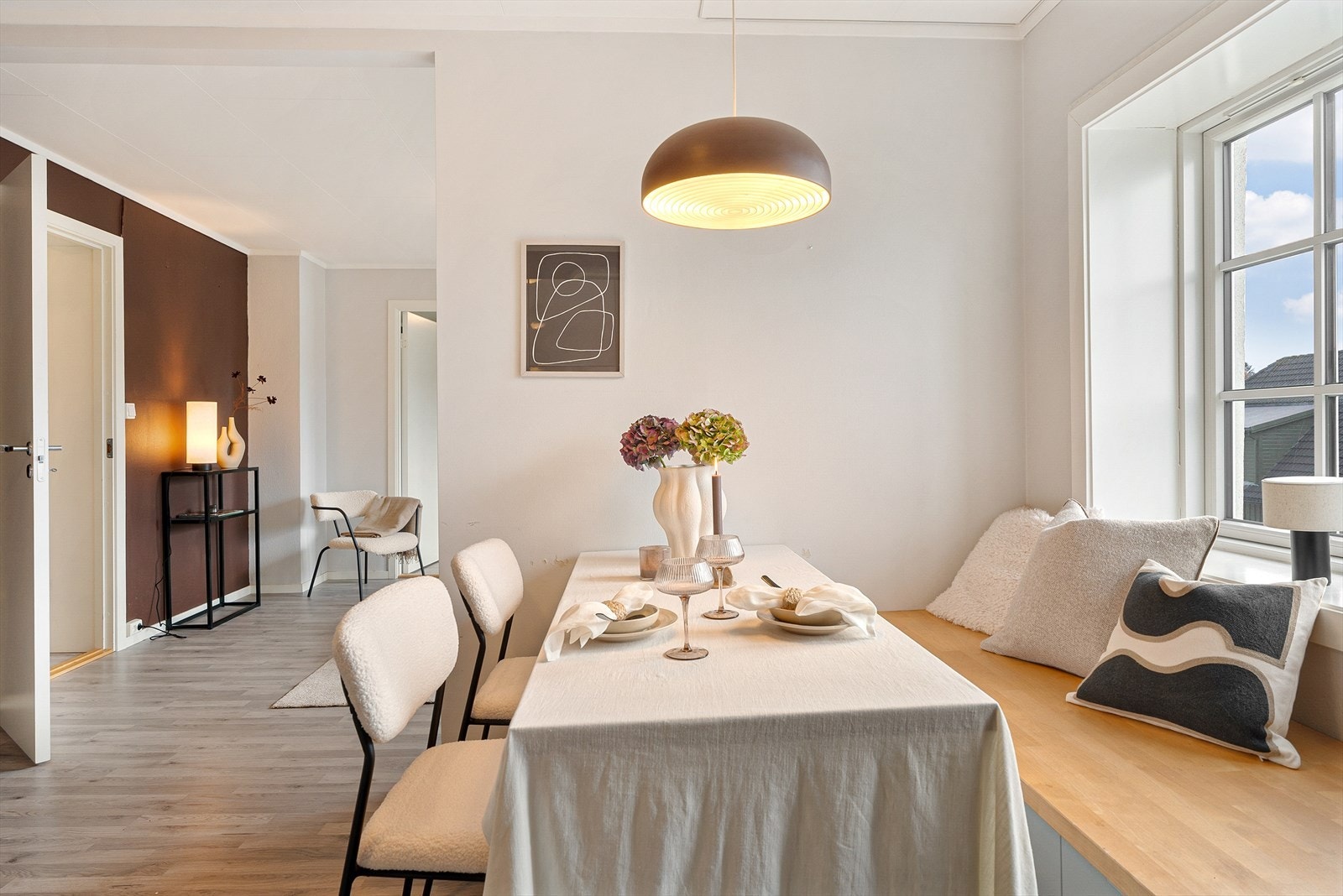 God plass til stort spisebord Galleribilde