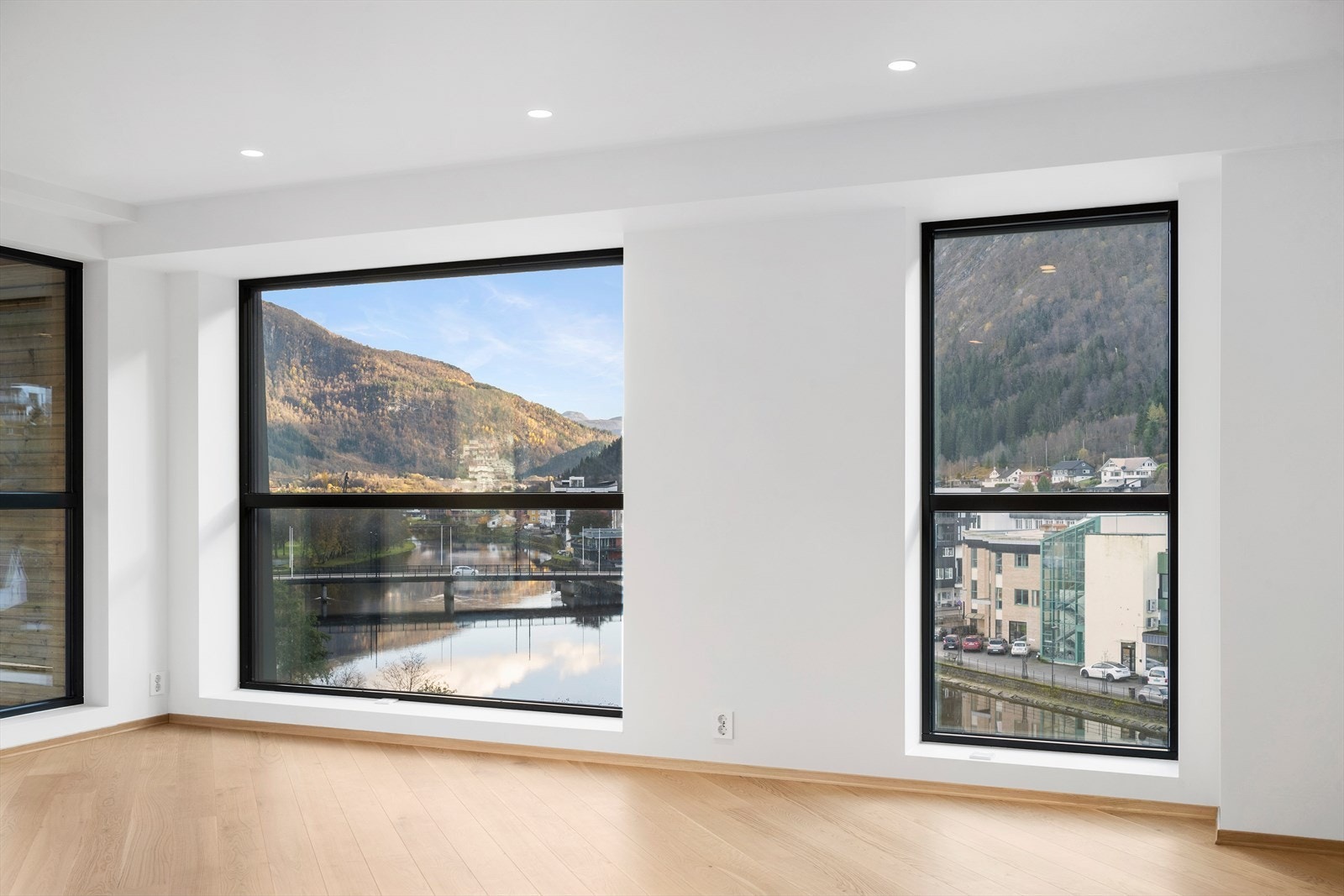 Store vindusflater slipper inn mye naturlig lys Galleribilde