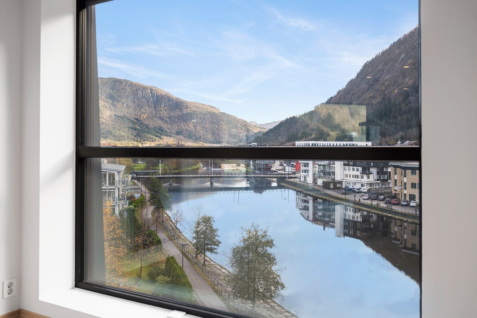 Bo på Elvekanten med fin utsikt Galleribilde