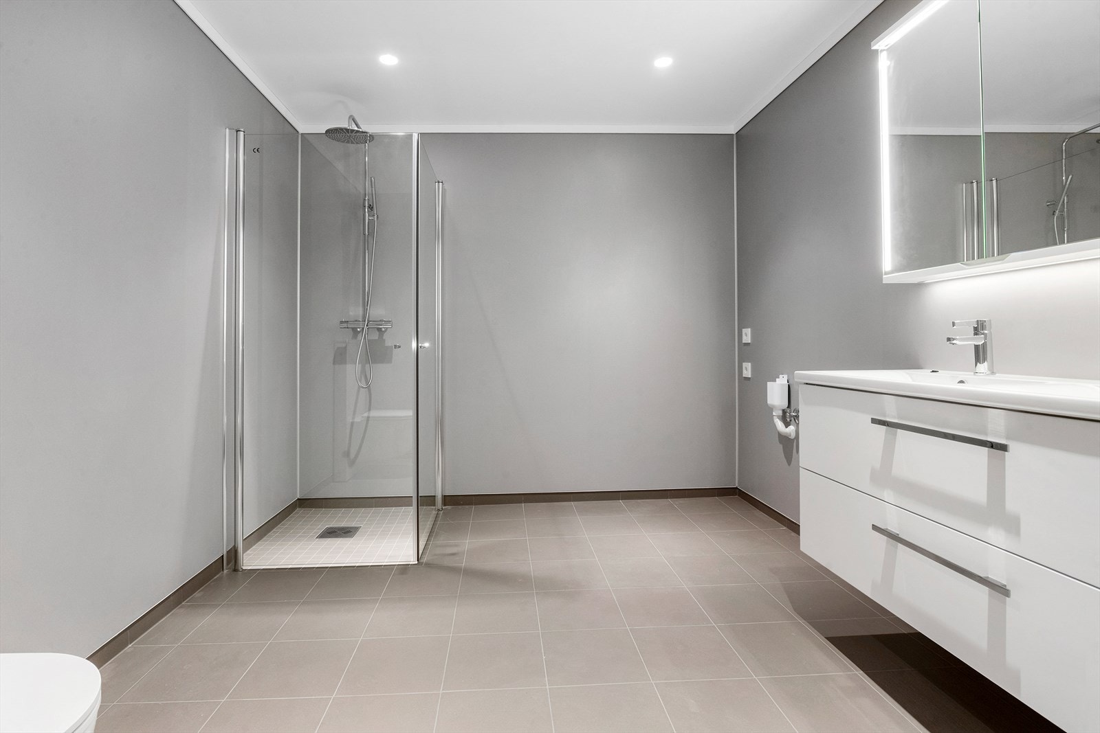 Romslig bad/wc/vaskerom Galleribilde