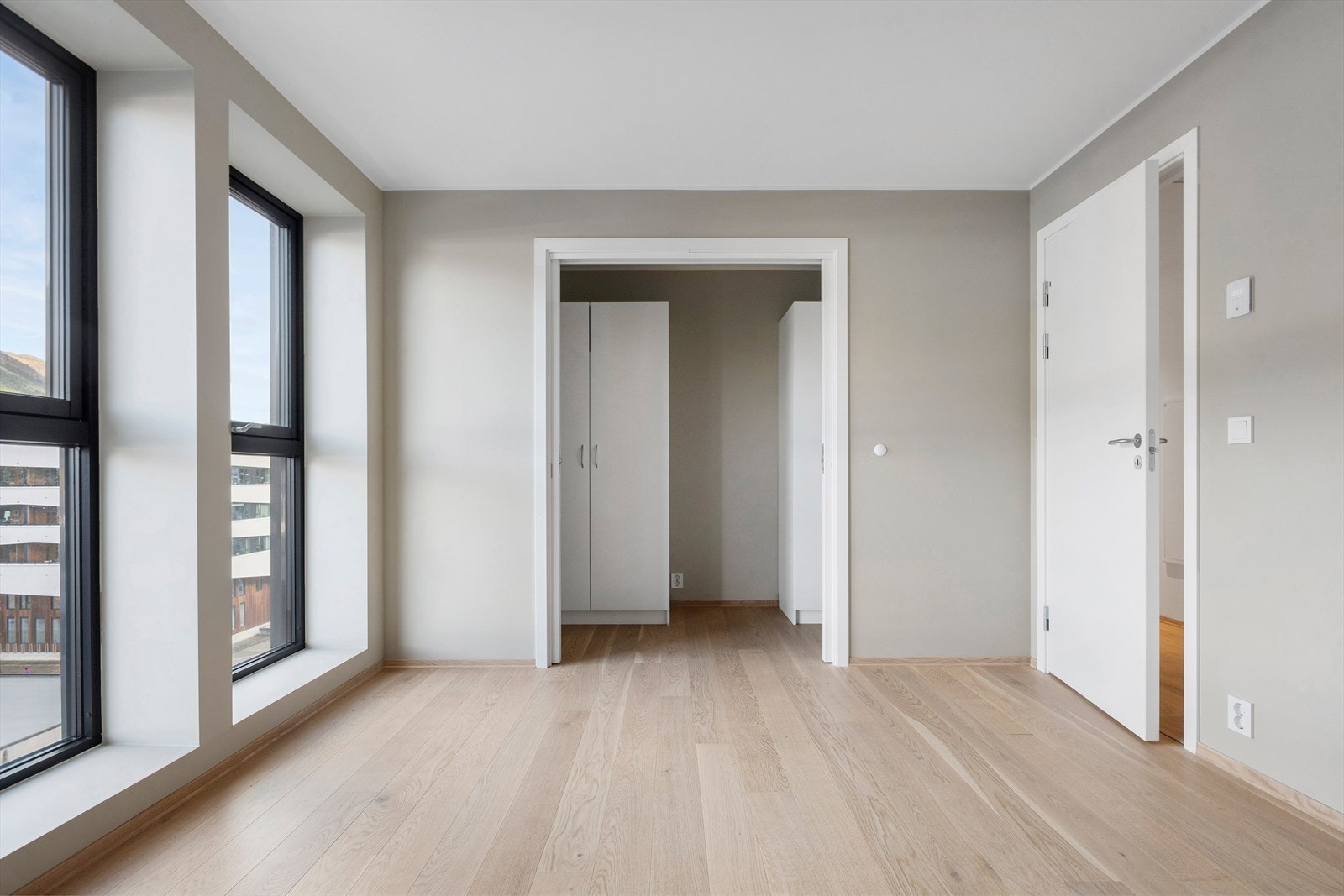 Det er garderoberom i tilknytning til hovedsoverom Galleribilde