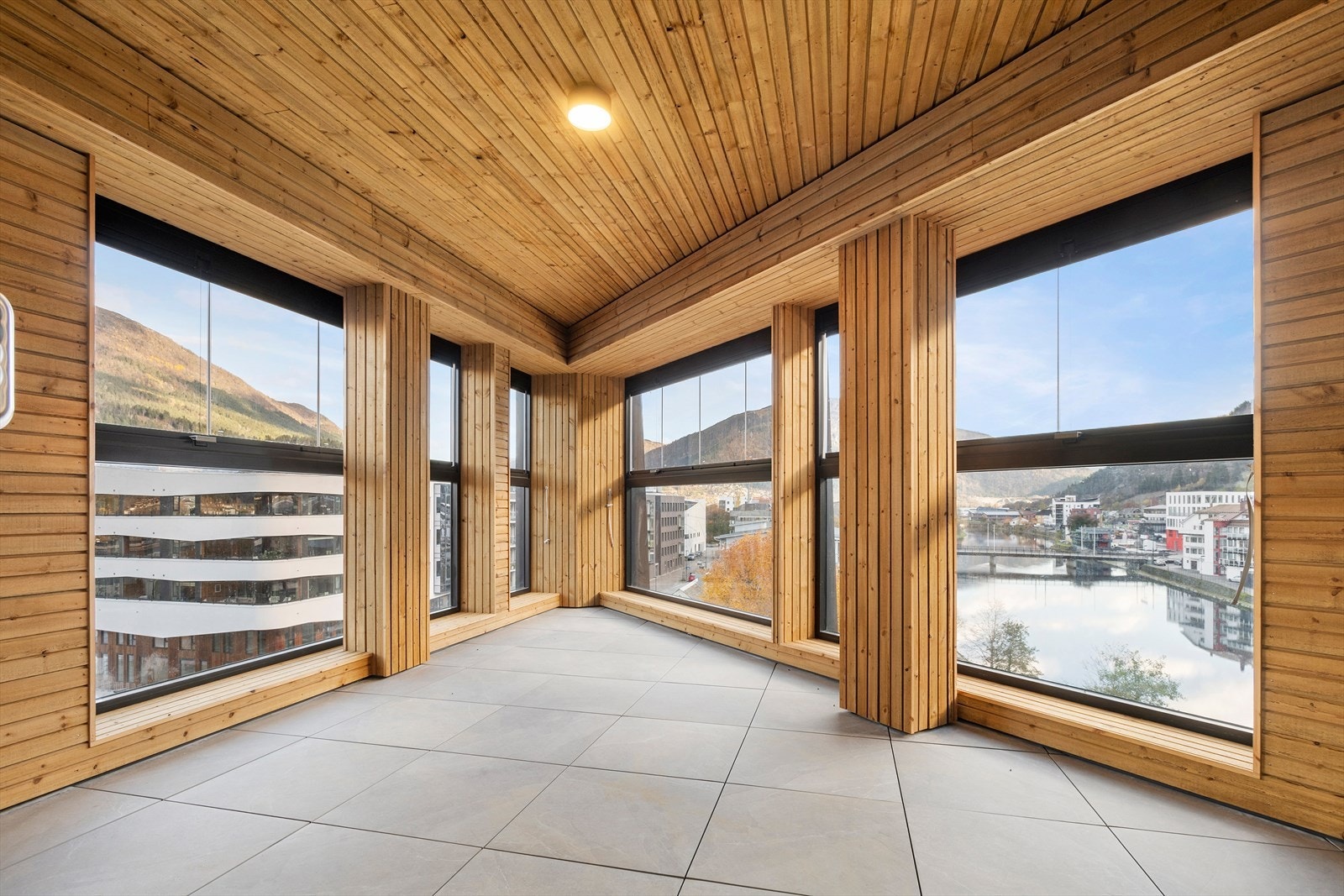 Innglasset balkong meed utsikt i flere retninger Galleribilde