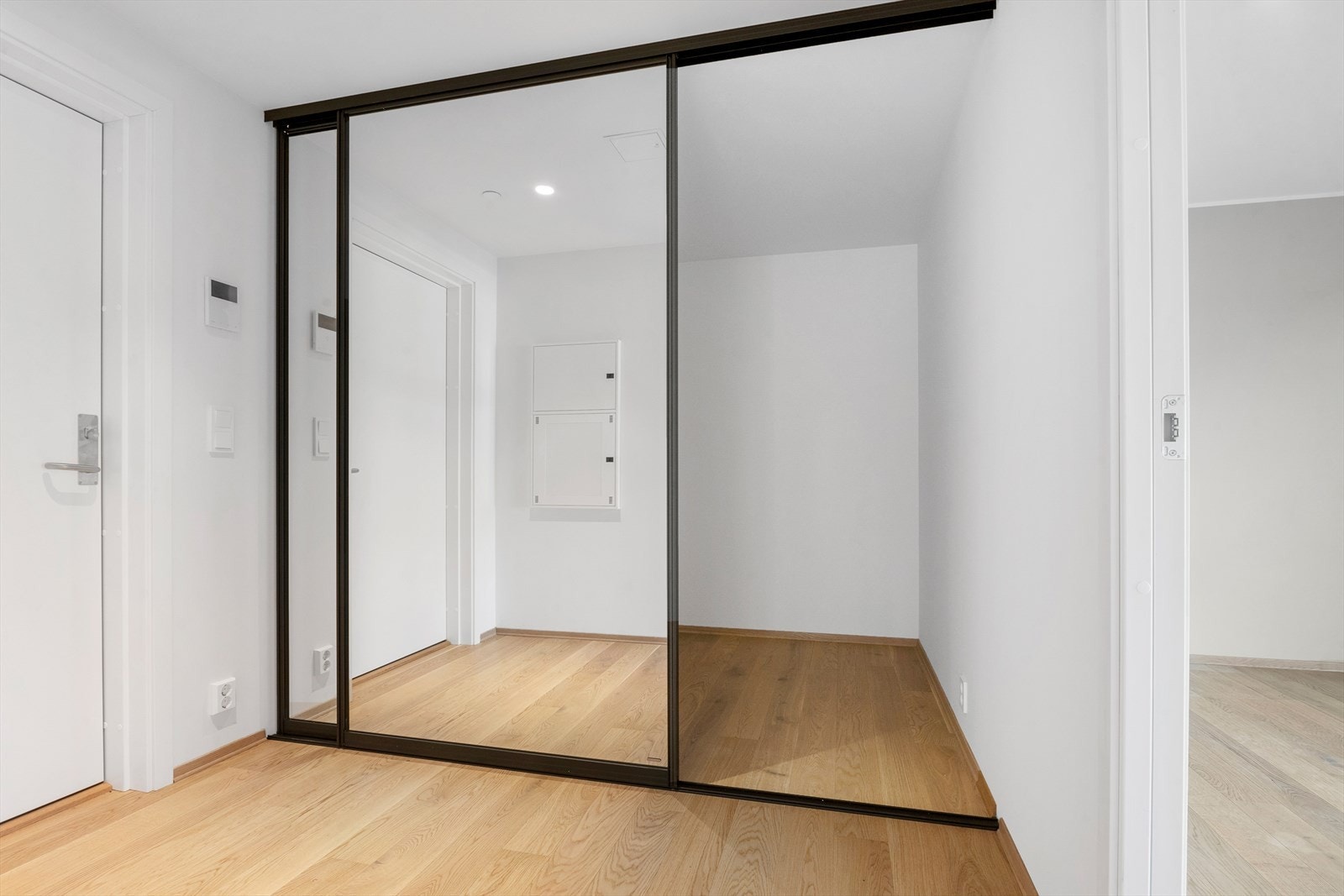 Stor garderobe, med skyvedørsfronter, i entreen. Galleribilde