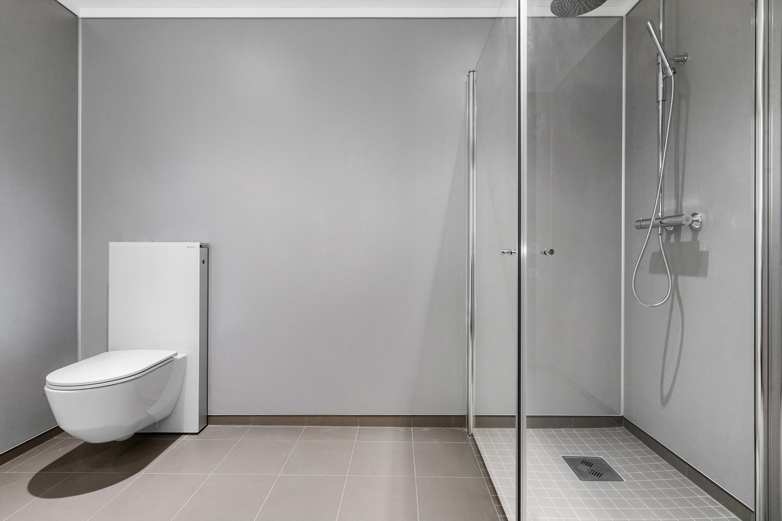 Vegghengt wc og dusj i badet Galleribilde