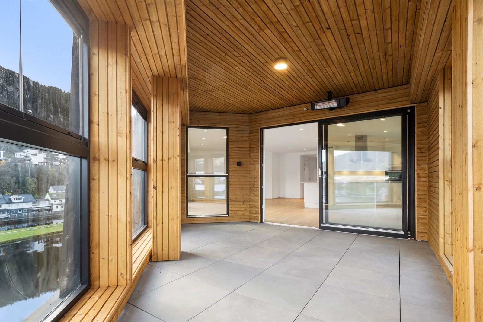 Romslig innglasset balkong Galleribilde