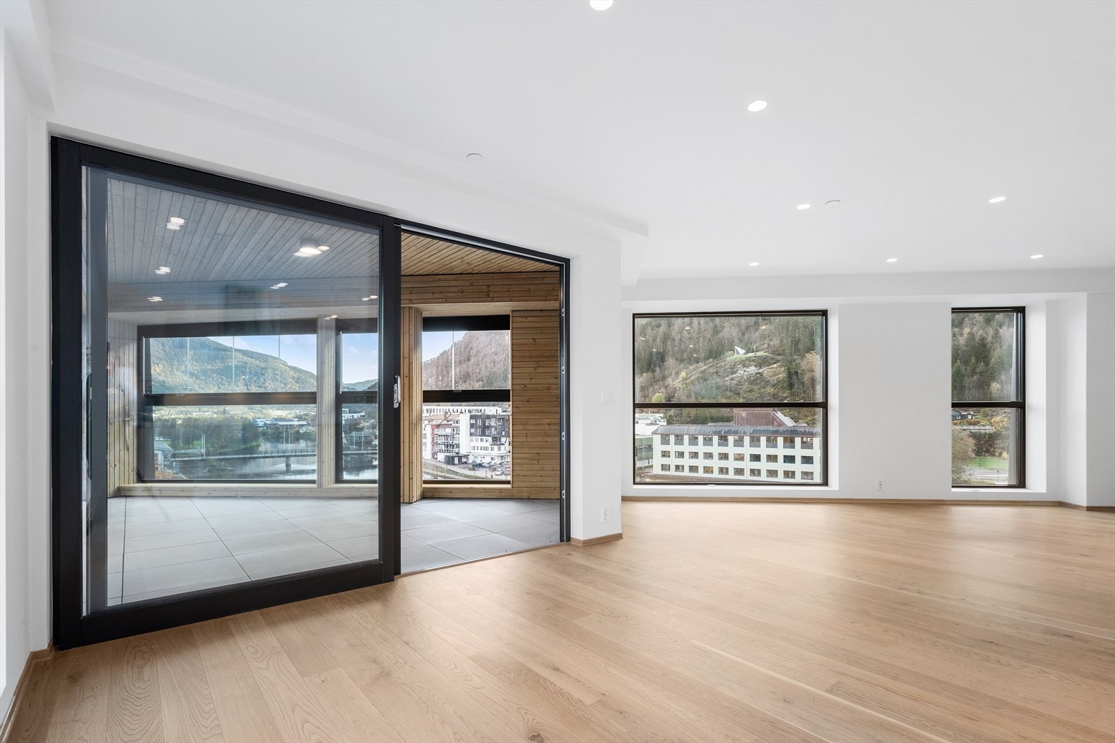 Fra stue/kjøkken er det bred utgang til romslig innglasset balkong. Galleribilde