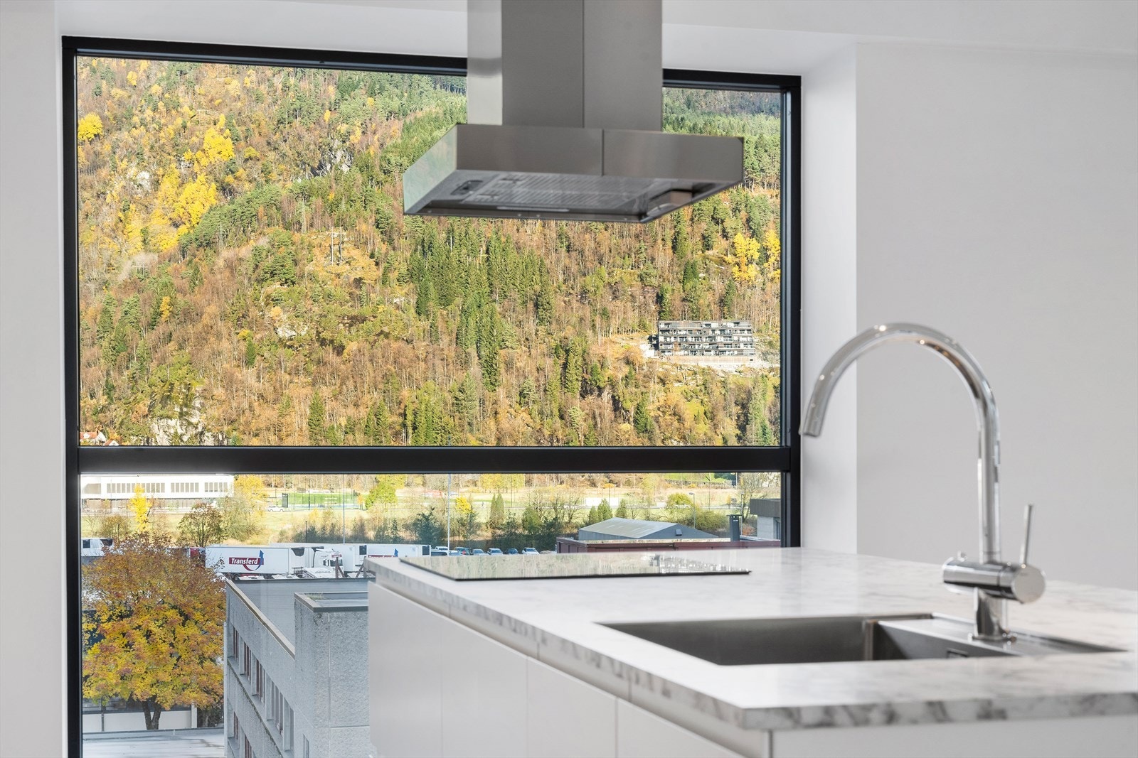 Kjøkkenøy med oppvaskkum og koketopp Galleribilde