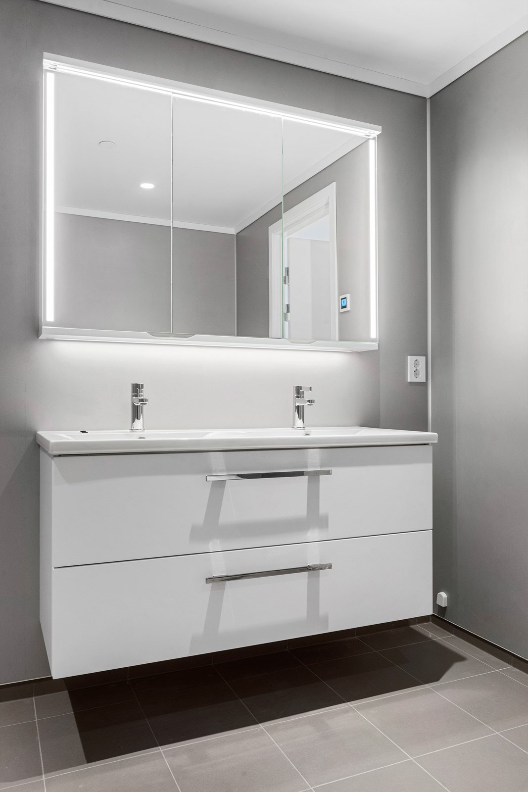 Baderomsinnredning med skuffer i underskap Galleribilde