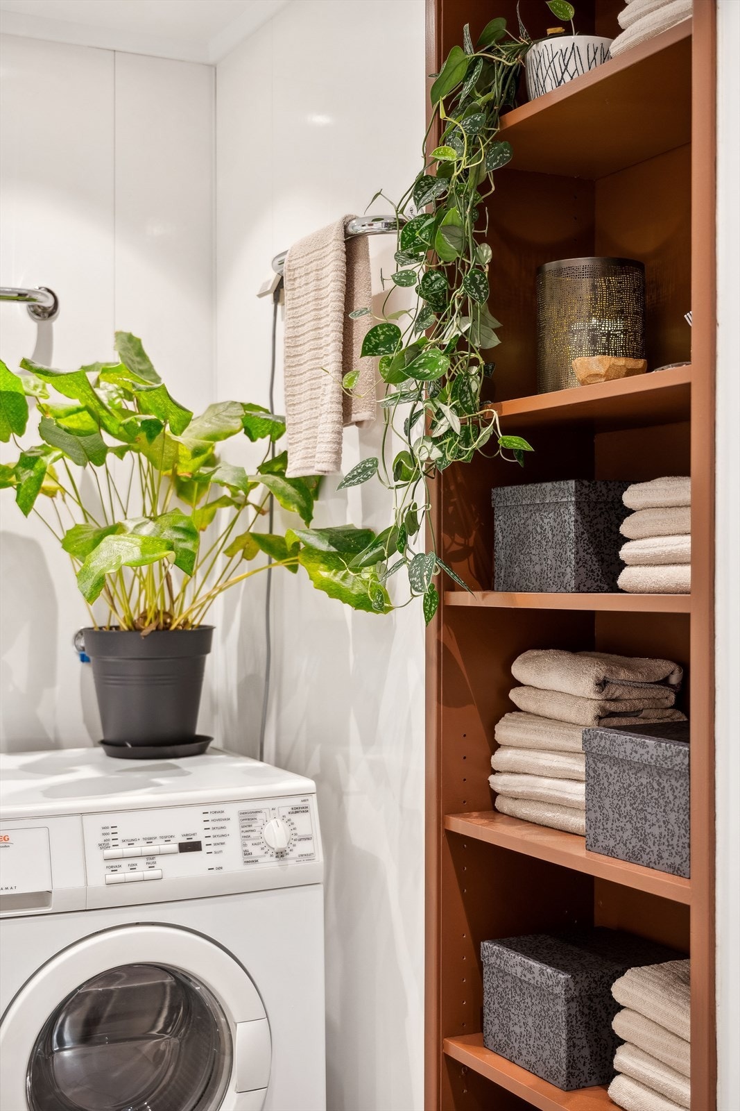 Den hendige hylleløsningen innfelt i veggen, gir en naturlig plass til bl.a. håndklær. Galleribilde