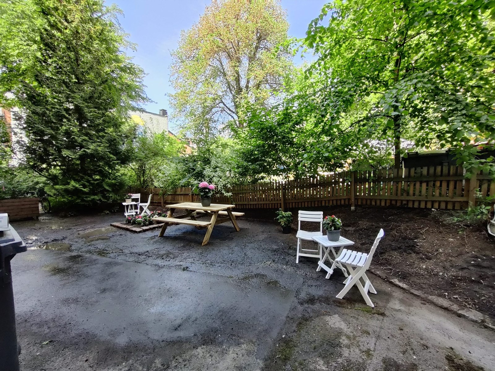 Det er et meget hyggelig sameie, hvor bakgården blir flittig brukt av beboere. Galleribilde