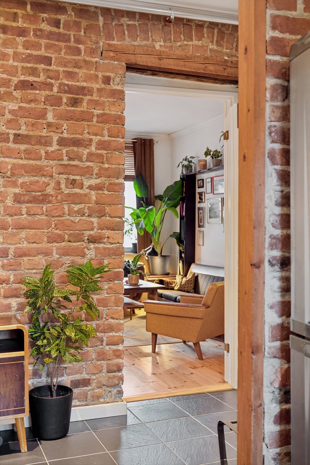 Den klassiske muren som er bevart, gir leiligheten et nydelig preg. Galleribilde