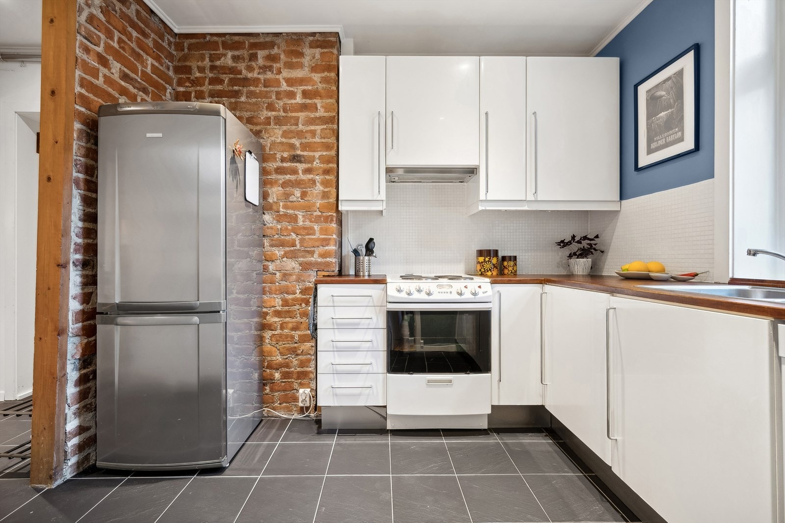 Lys og tidløs IKEA kjøkkeninnredning med glatte fronter. Galleribilde