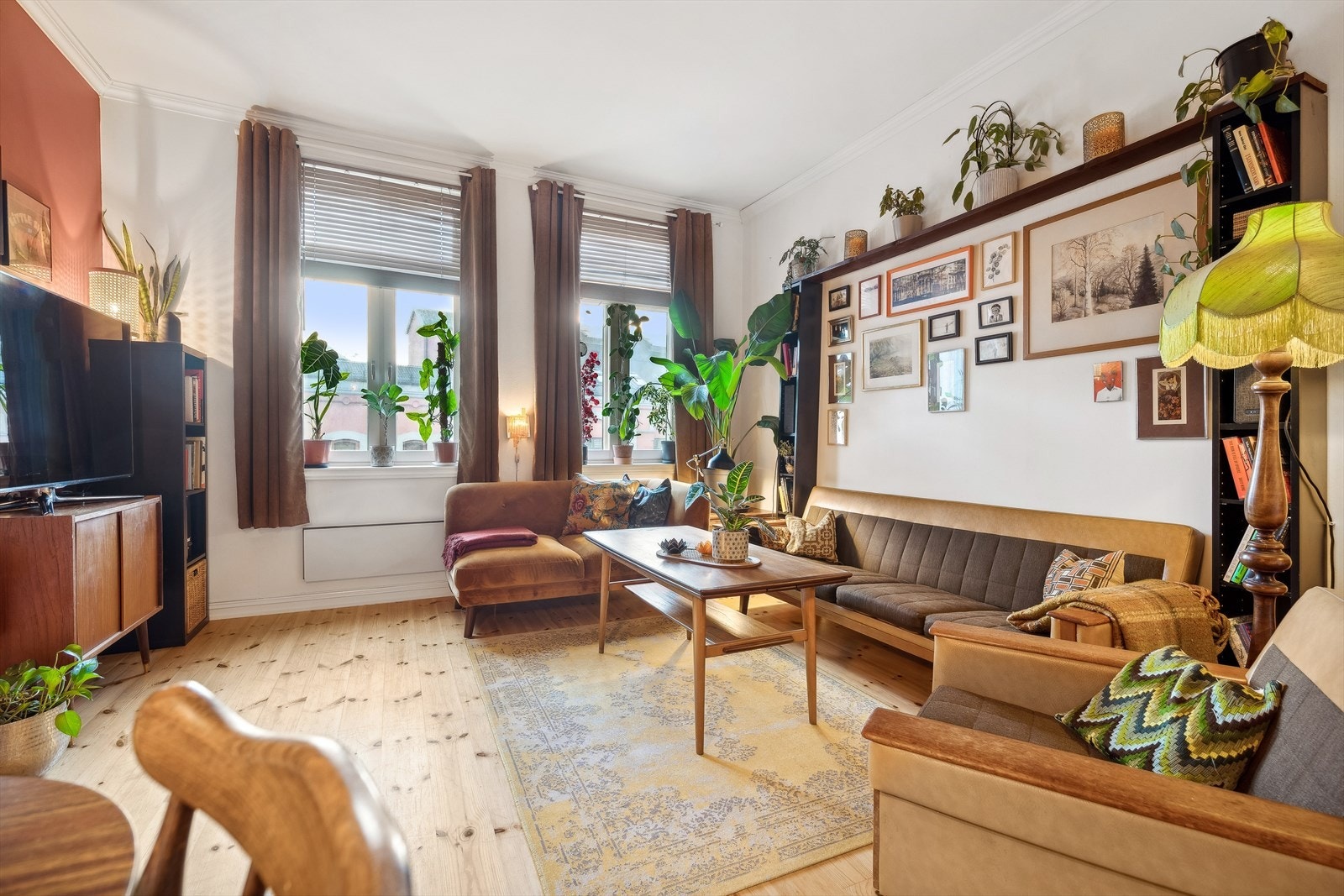 De store vindusflatene slipper inn godt med lys og gir en svært god romfølelse. Galleribilde