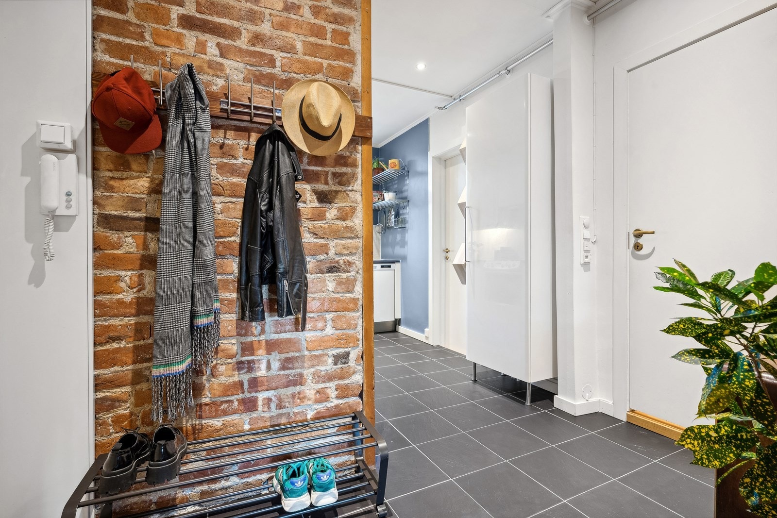Leiligheten har et hyggelig inngangsparti med god plass til sko, støvler og yttertøy. Galleribilde