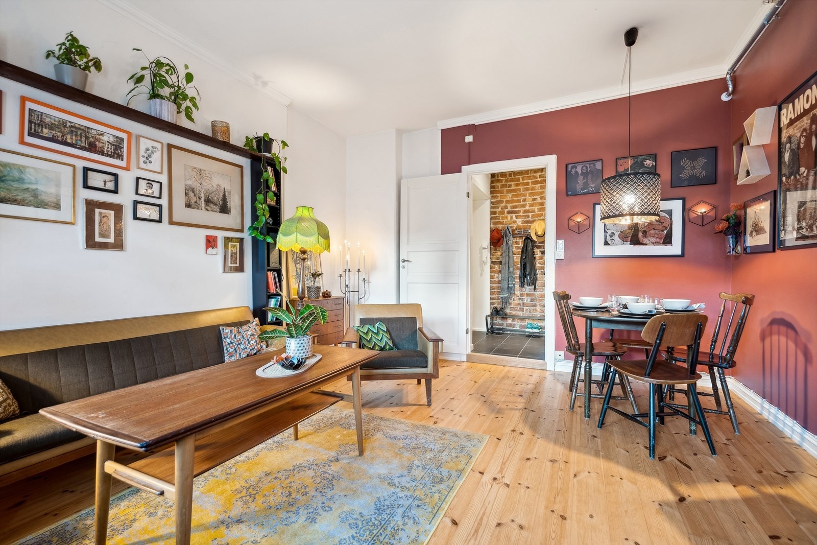 Det er god plass til både spisegruppe og sofagruppe. Galleribilde