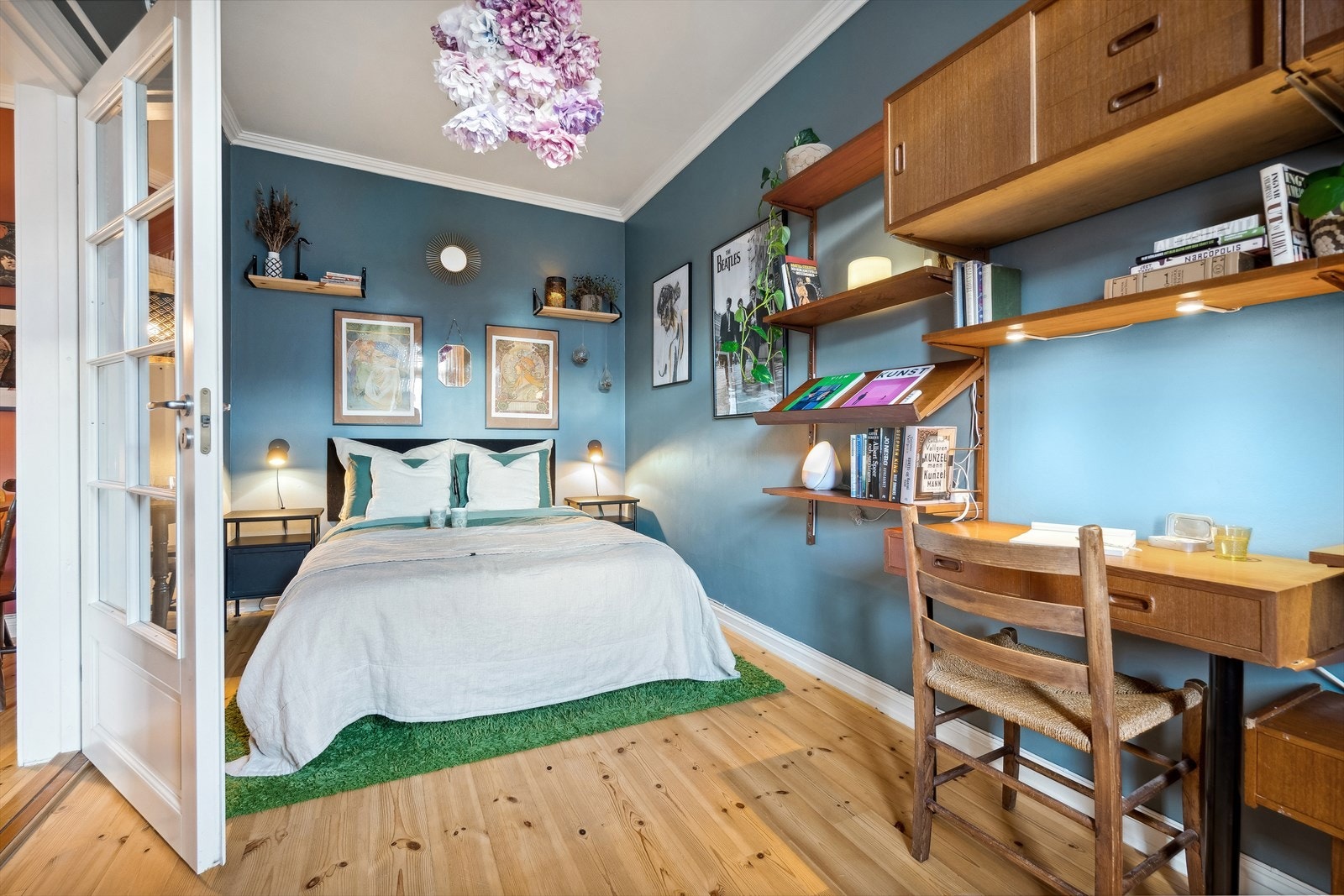 Hovedsoverommet er av svært god størrelse, med god plass til dobbeltseng og tilhørende nattbord. Galleribilde