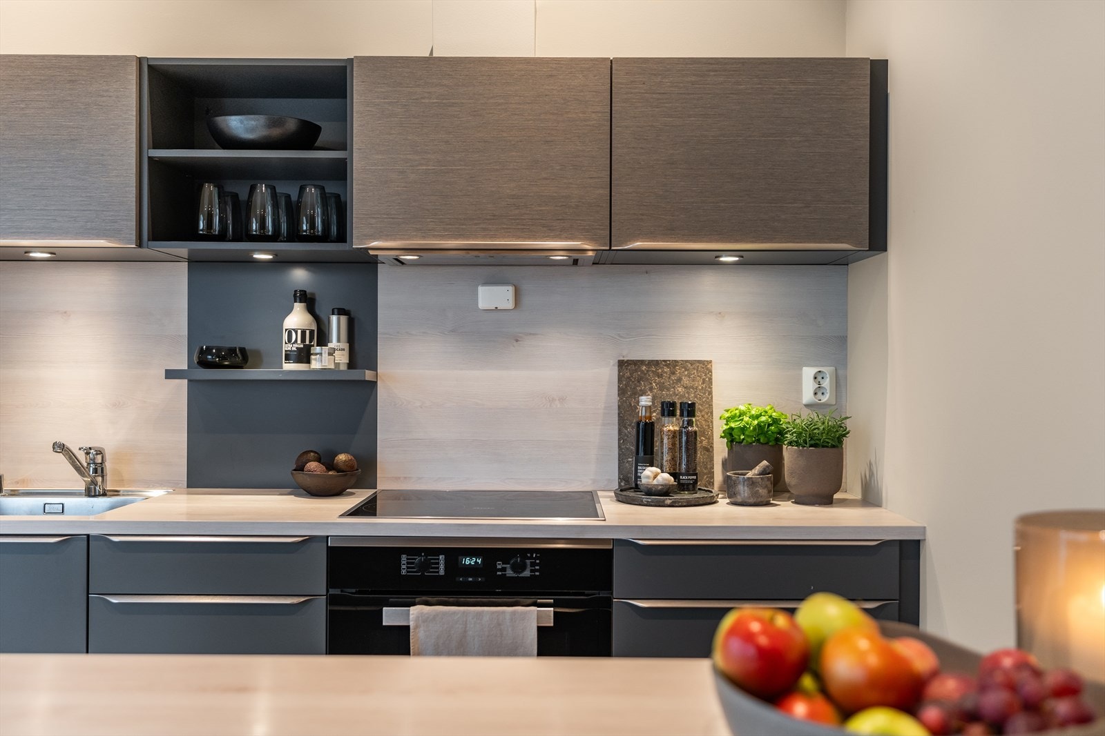 Flott benkeplate som fortsetter opp på vegg mellom over- og underskap. Galleribilde