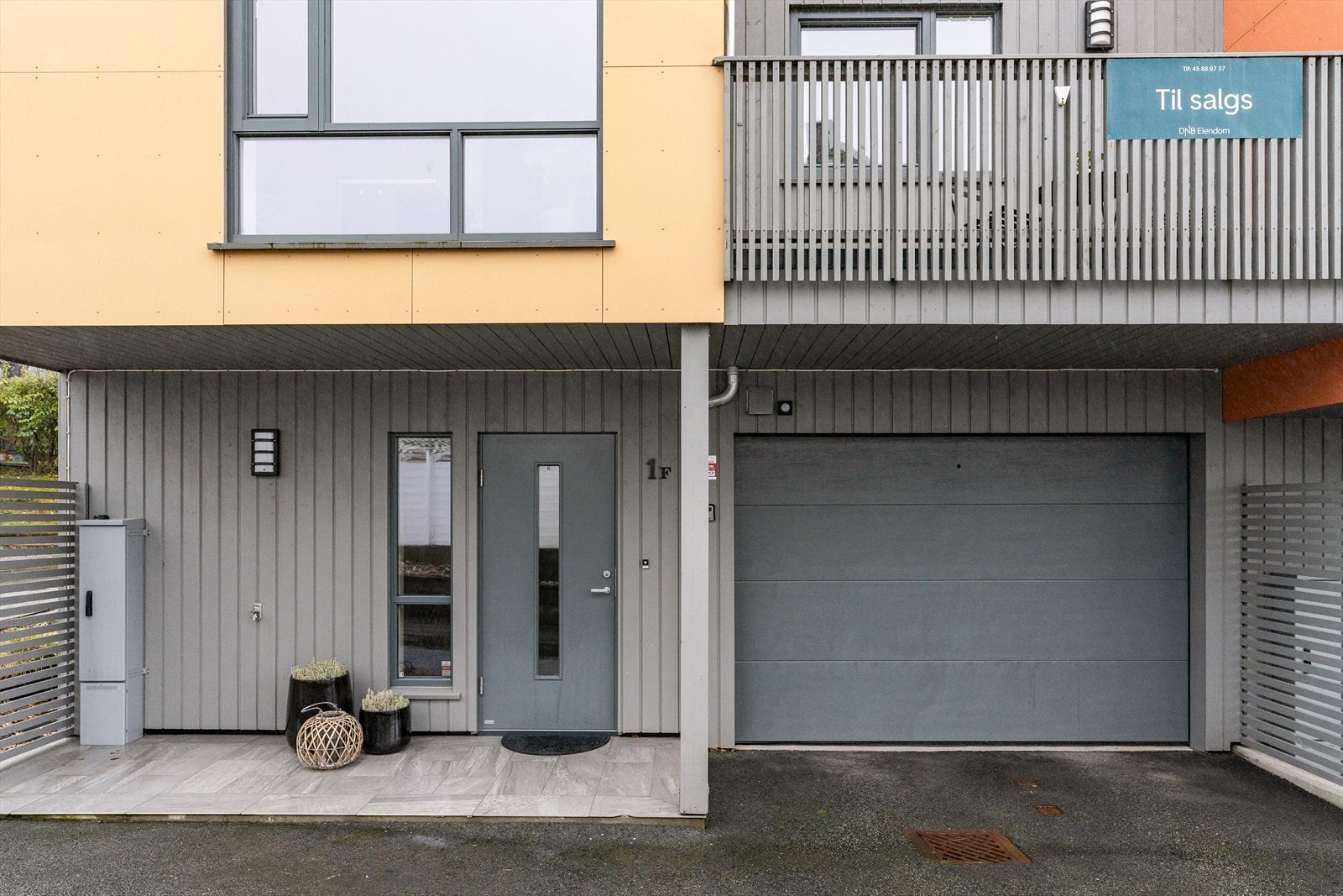 Parkering i garasje med automatisk portåpner og lader for el-bil Galleribilde